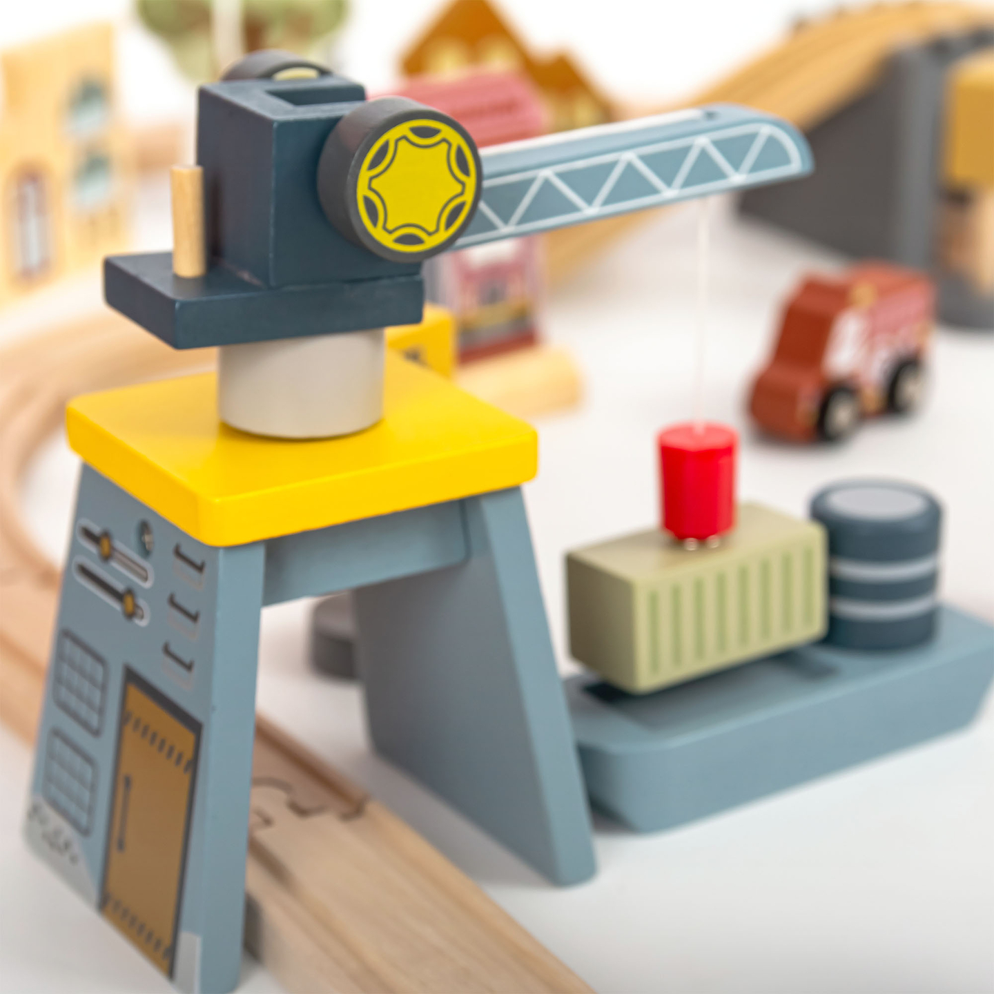 Drevená mestská železnica s elektrickým vlakom - pohybujúci sa žeriav, loď, mosty