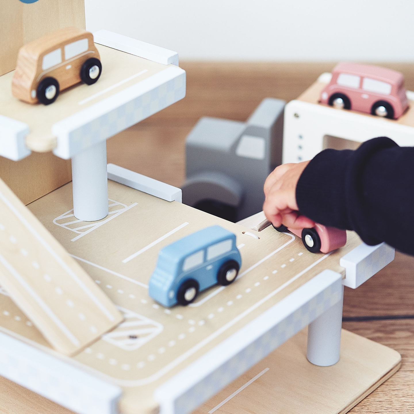 Drevené trojpodlažné parkovisko s výťahom - garáž s autami a vrtuľníkom