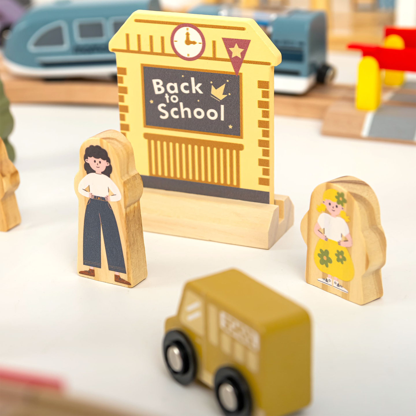 Drevená mestská železnica s elektrickým vlakom - pohybujúci sa žeriav, loď, mosty