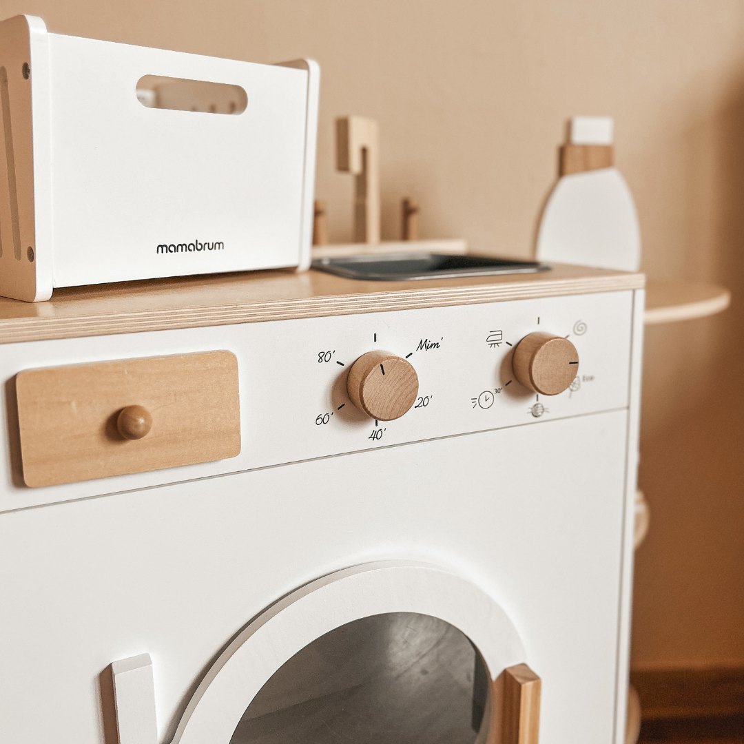 Drevená práčka so žehličkou, košom a pracím prostriedkom