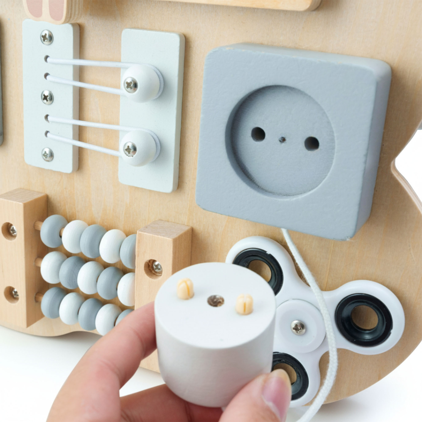 Drevená manipulačná doska Montessori s plyšovým medvedíkom - senzorické učenie samostatnosti: suchý zips, zátka, bludisko, klikajúci gombík