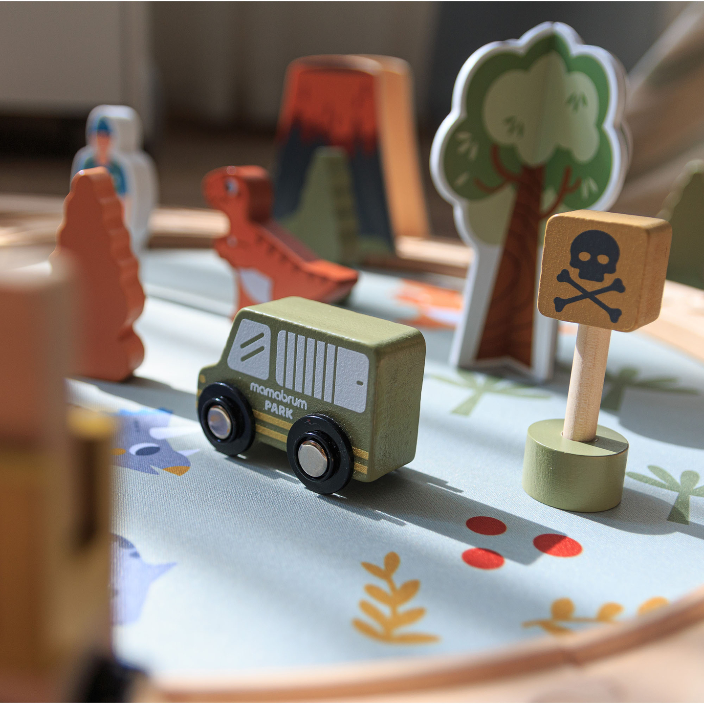 Drevený vláčik Dino Park s protišmykovou podložkou - dinosaury, vláčik, koľajnice, sopka, zvonček