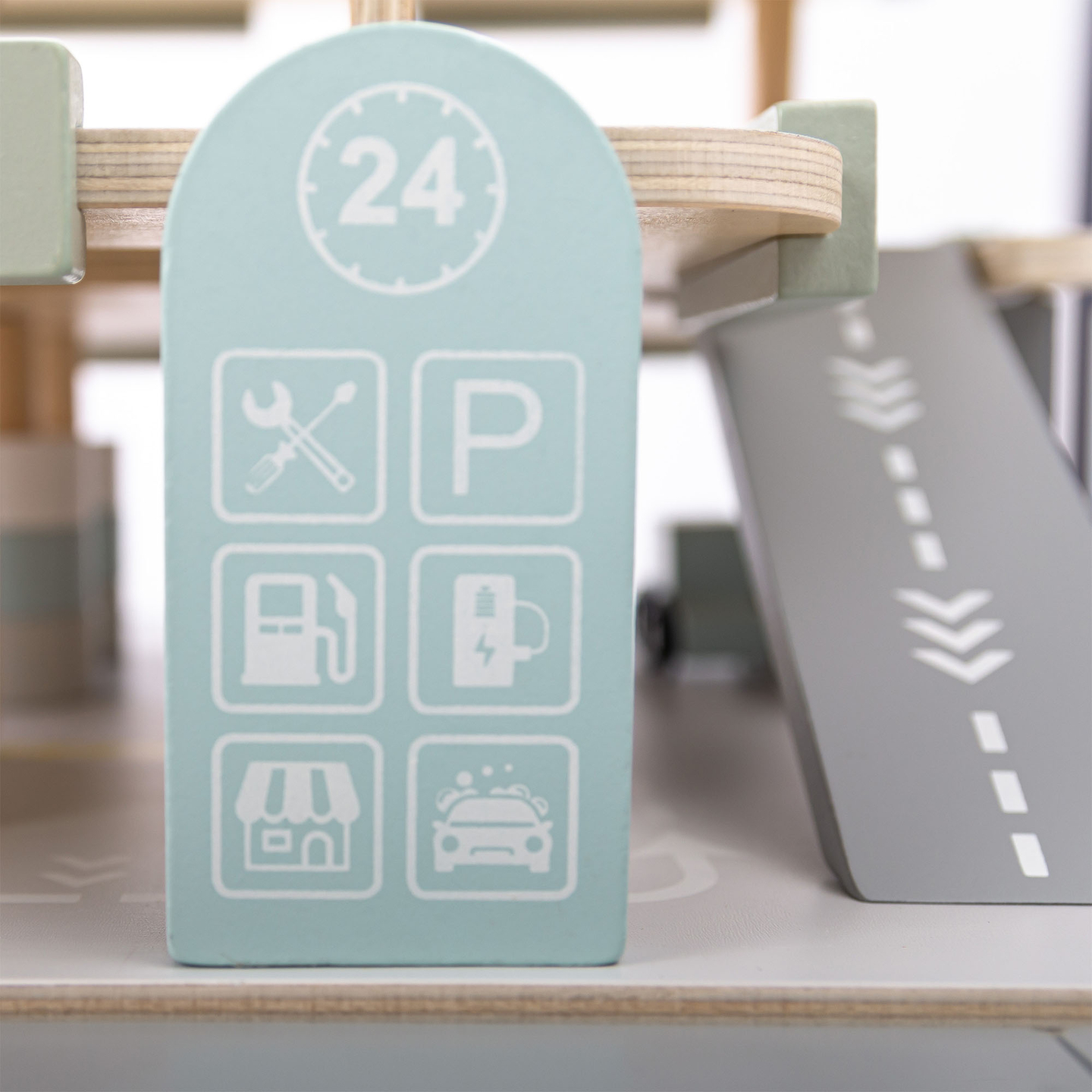 Drevená trojposchodová garáž pre deti s príslušenstvom – parkovisko, čerpacia stanica, umývačka áut, vrtuľník