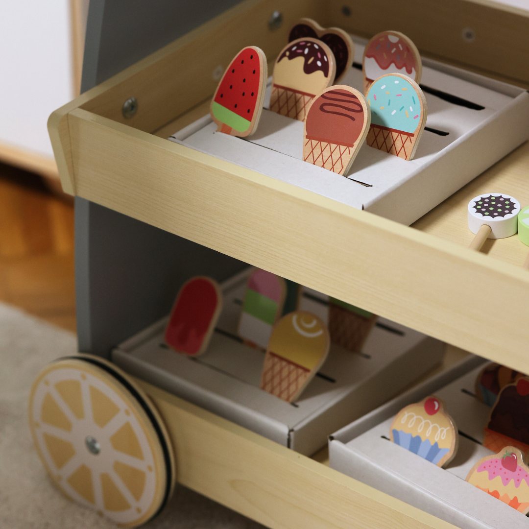 Drevená zmrzlináreň na kolieskach - zmrzlinový vozík