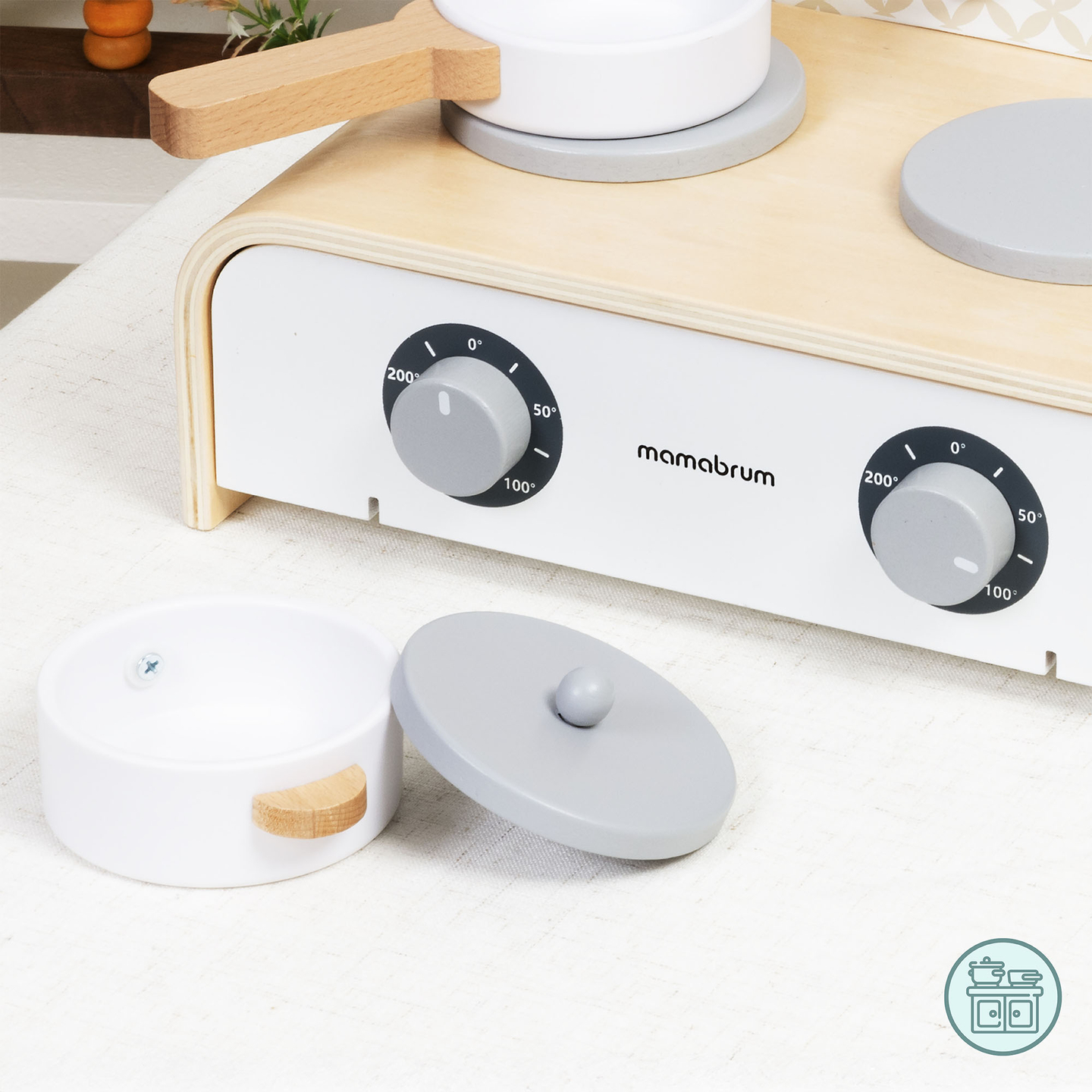 Drevená skladacia kuchynka Mamabrum pre deti - sada s hrncami, kuchynskými doplnkami a úložným priestorom