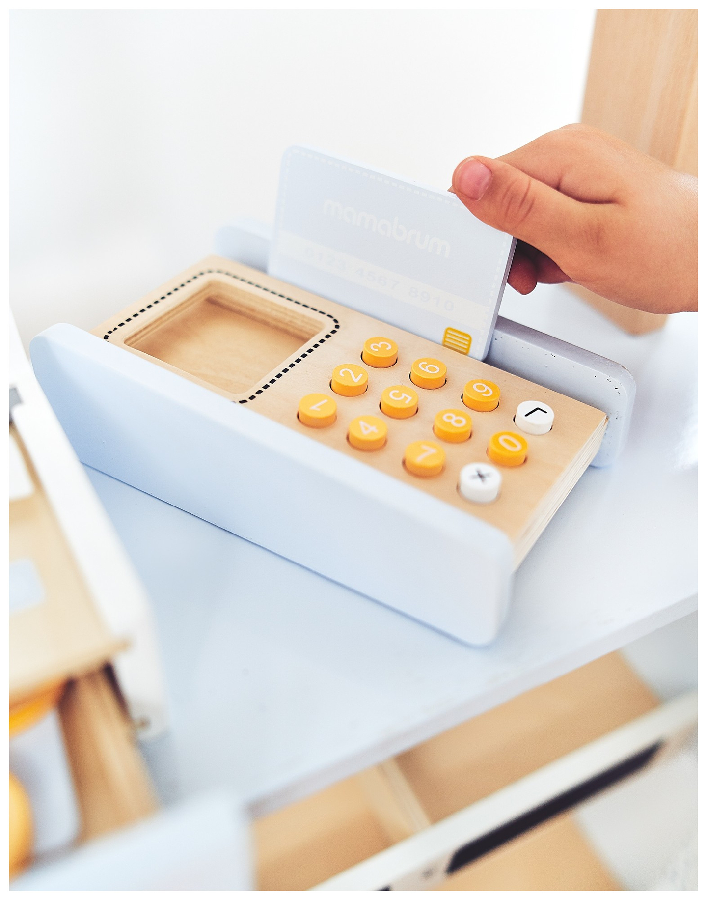 Obchod so zeleninou - drevený stánok s debničkami, pokladňou a terminálom