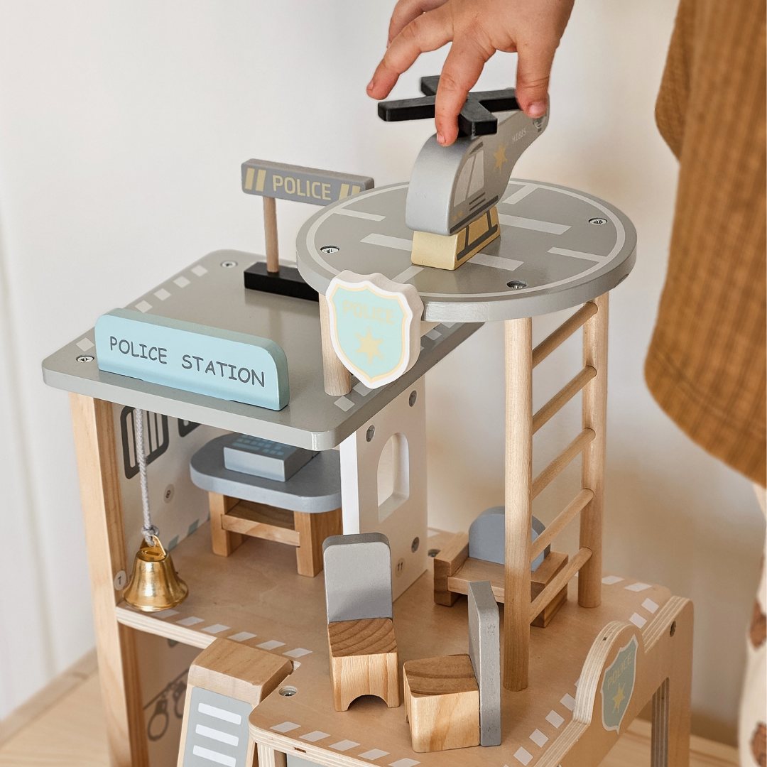 Drevená policajná stanica s príslušenstvom