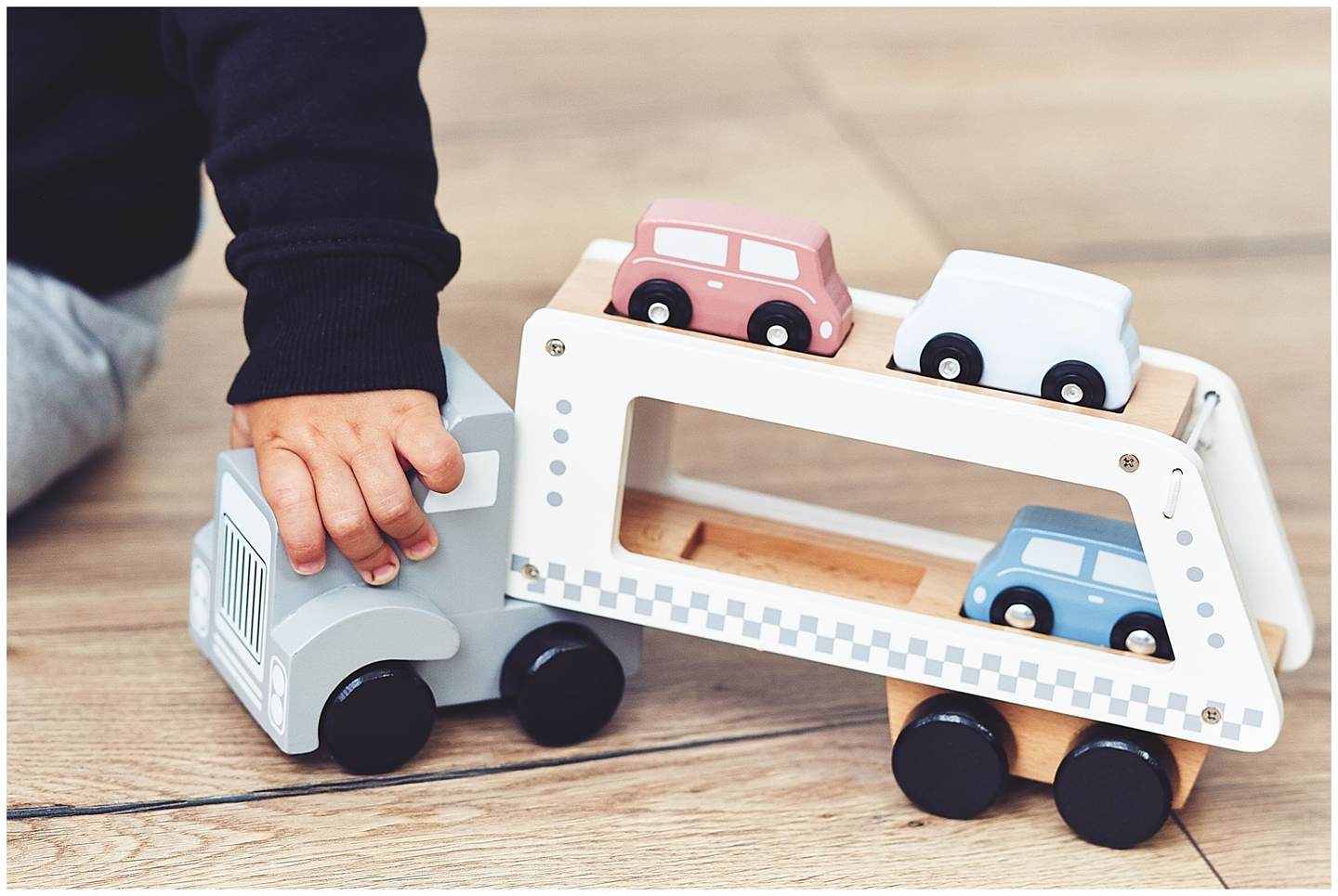 Drevený nákladný príves so 4 autami