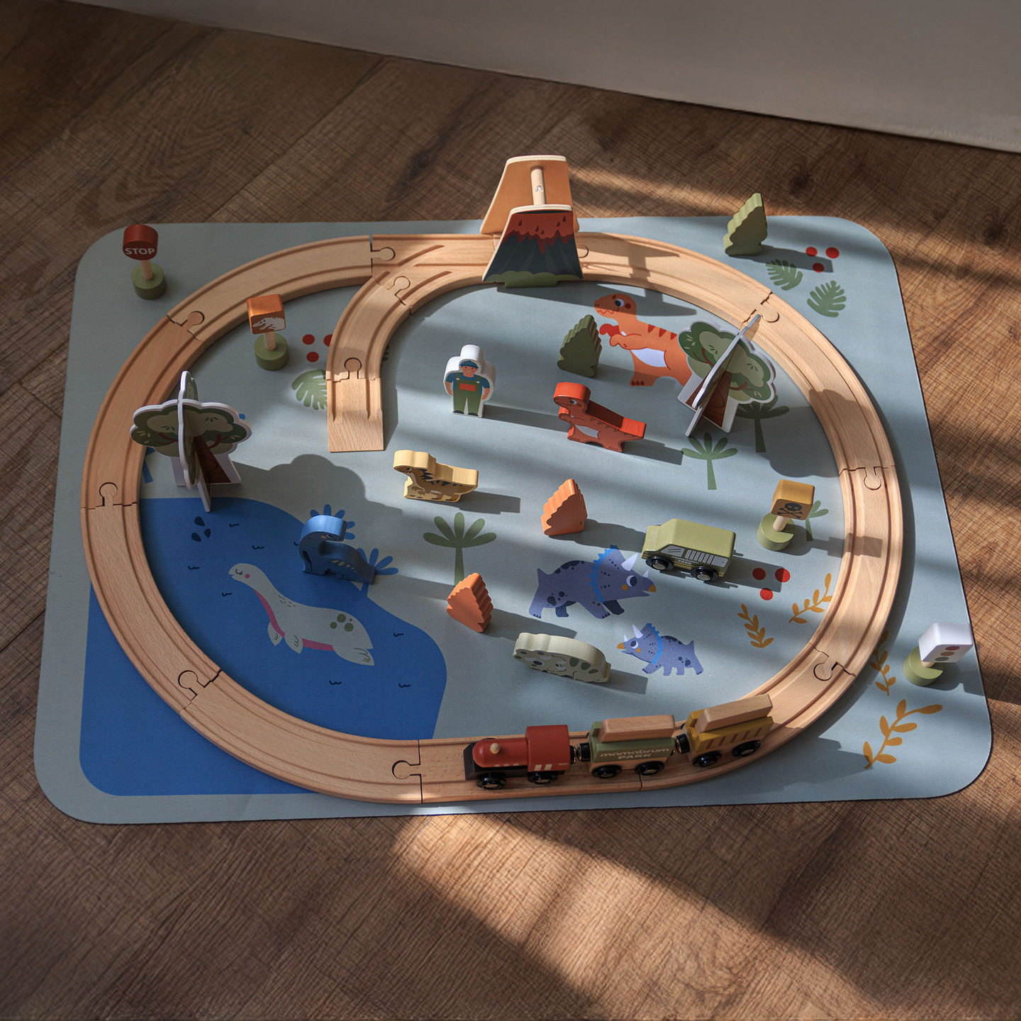 Drevený vláčik Dino Park s protišmykovou podložkou - dinosaury, vláčik, koľajnice, sopka, zvonček