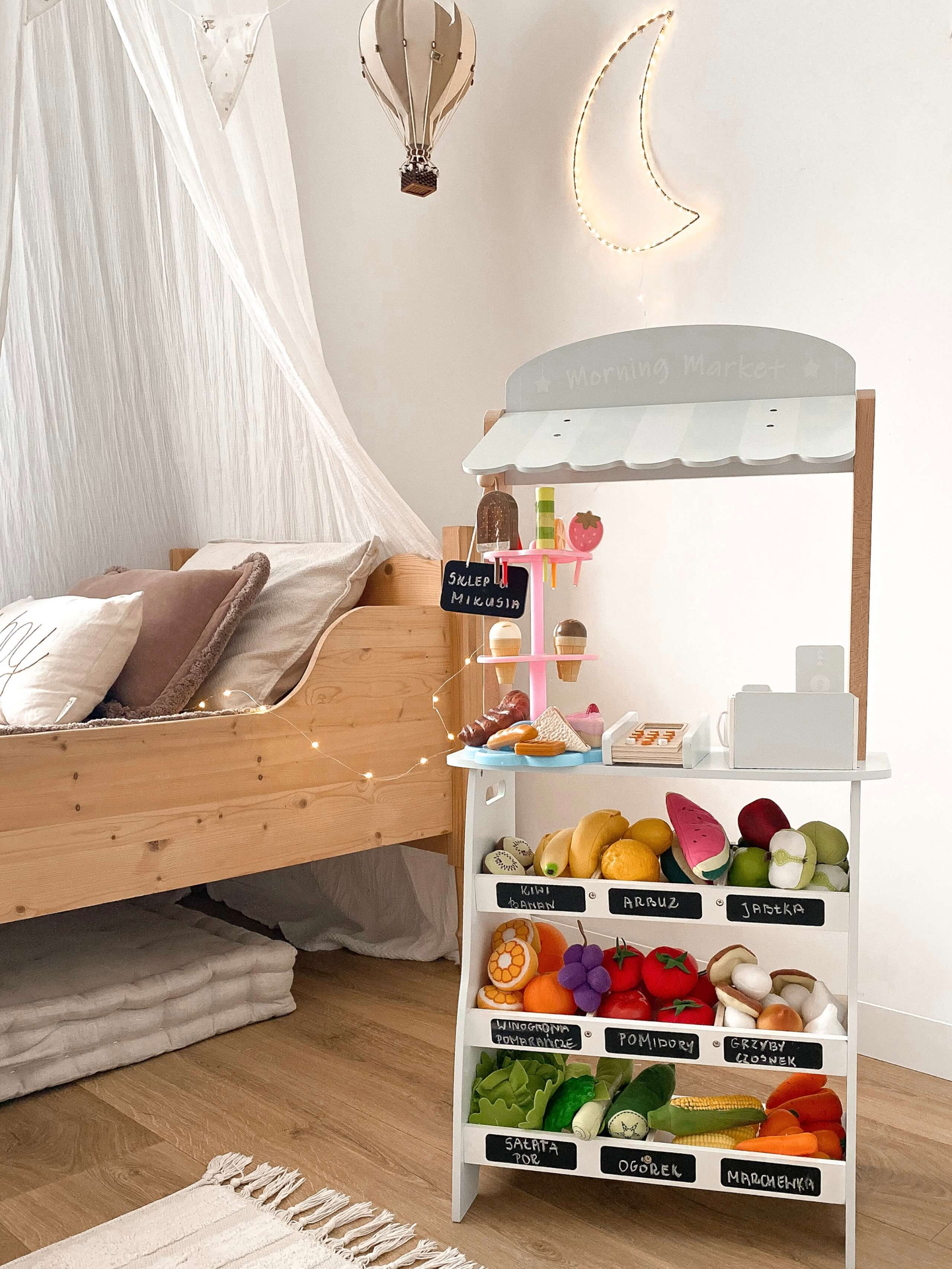 Obchod so zeleninou - drevený stánok s debničkami, pokladňou a terminálom