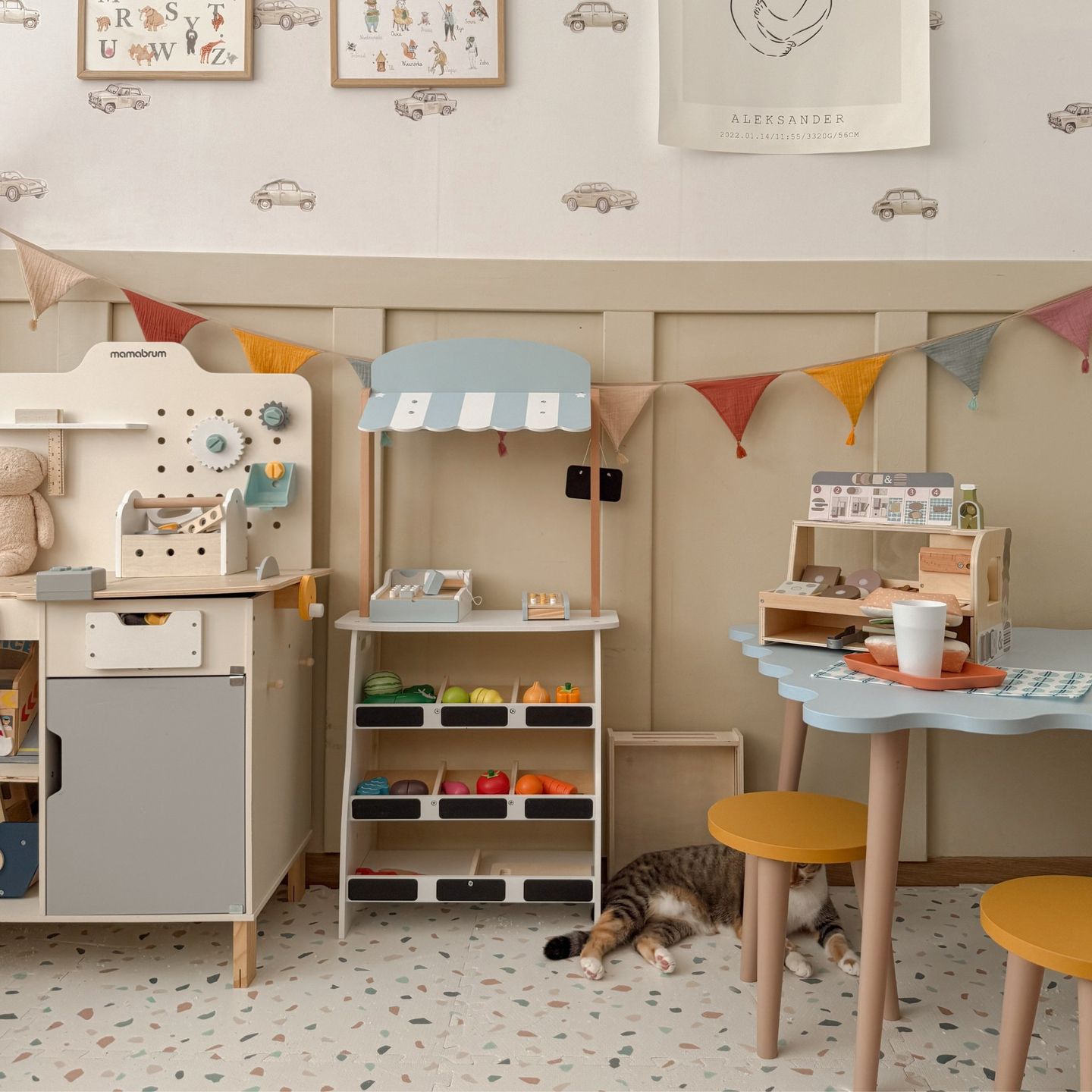 Obchod so zeleninou - drevený stánok s debničkami, pokladňou a terminálom