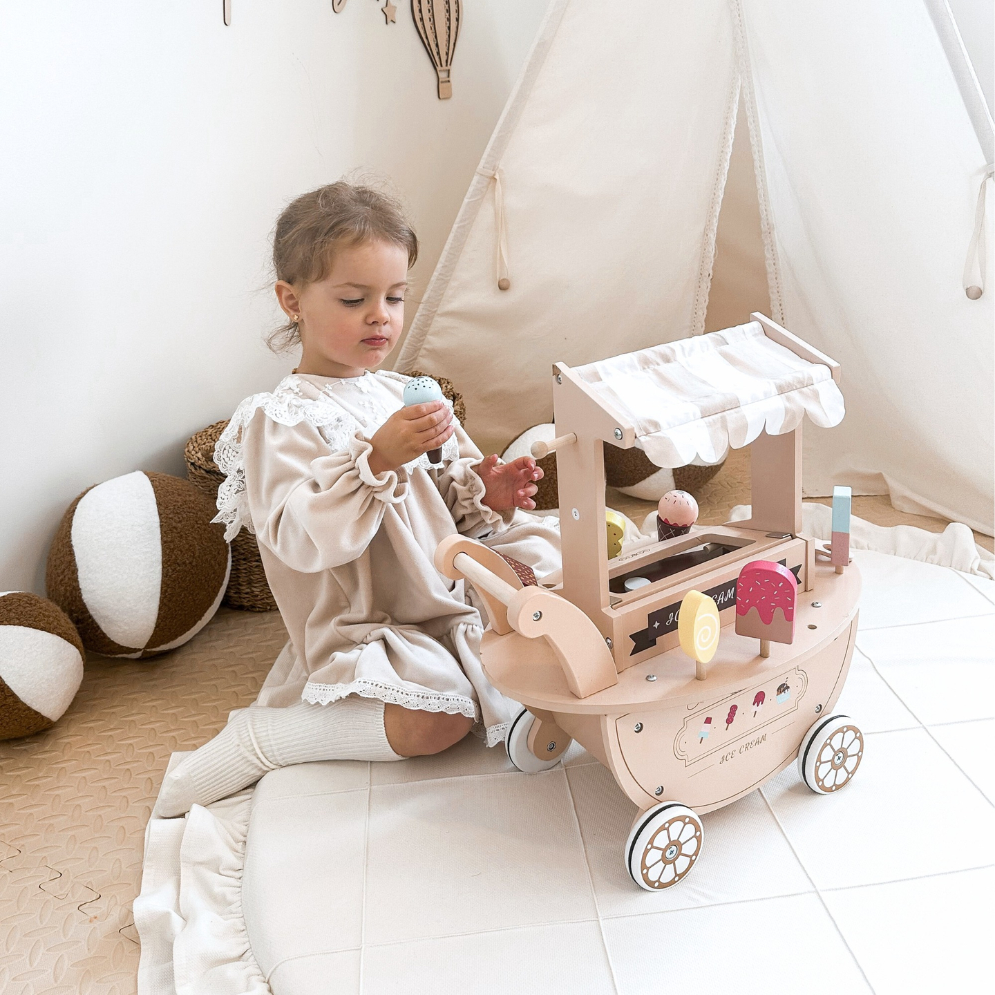 Drevená zmrzlináreň pre deti - vozík na kolieskach s príslušenstvom