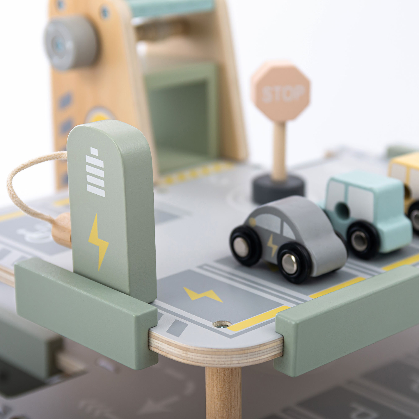 Drevená trojposchodová garáž pre deti s príslušenstvom – parkovisko, čerpacia stanica, umývačka áut, vrtuľník