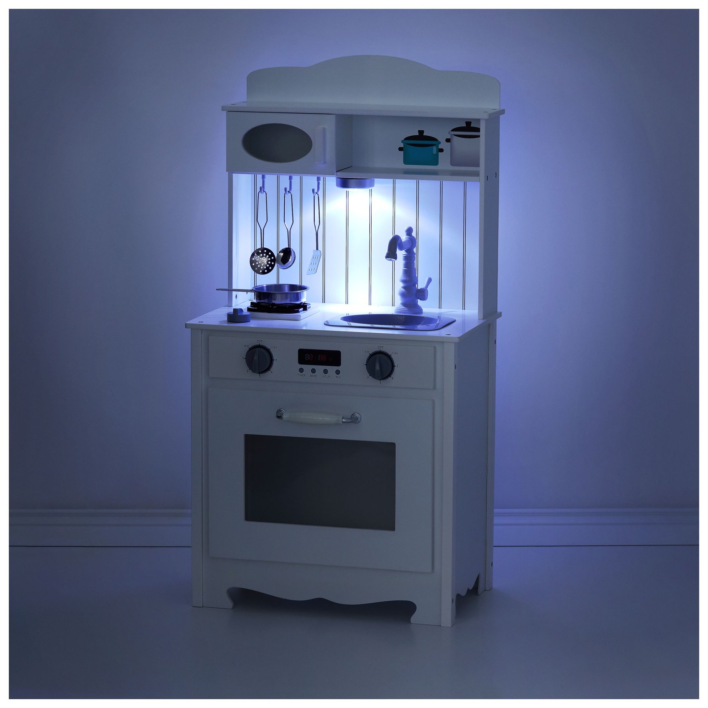 Biela drevená kuchyňa so zásterou, doplnkami a LED lampou