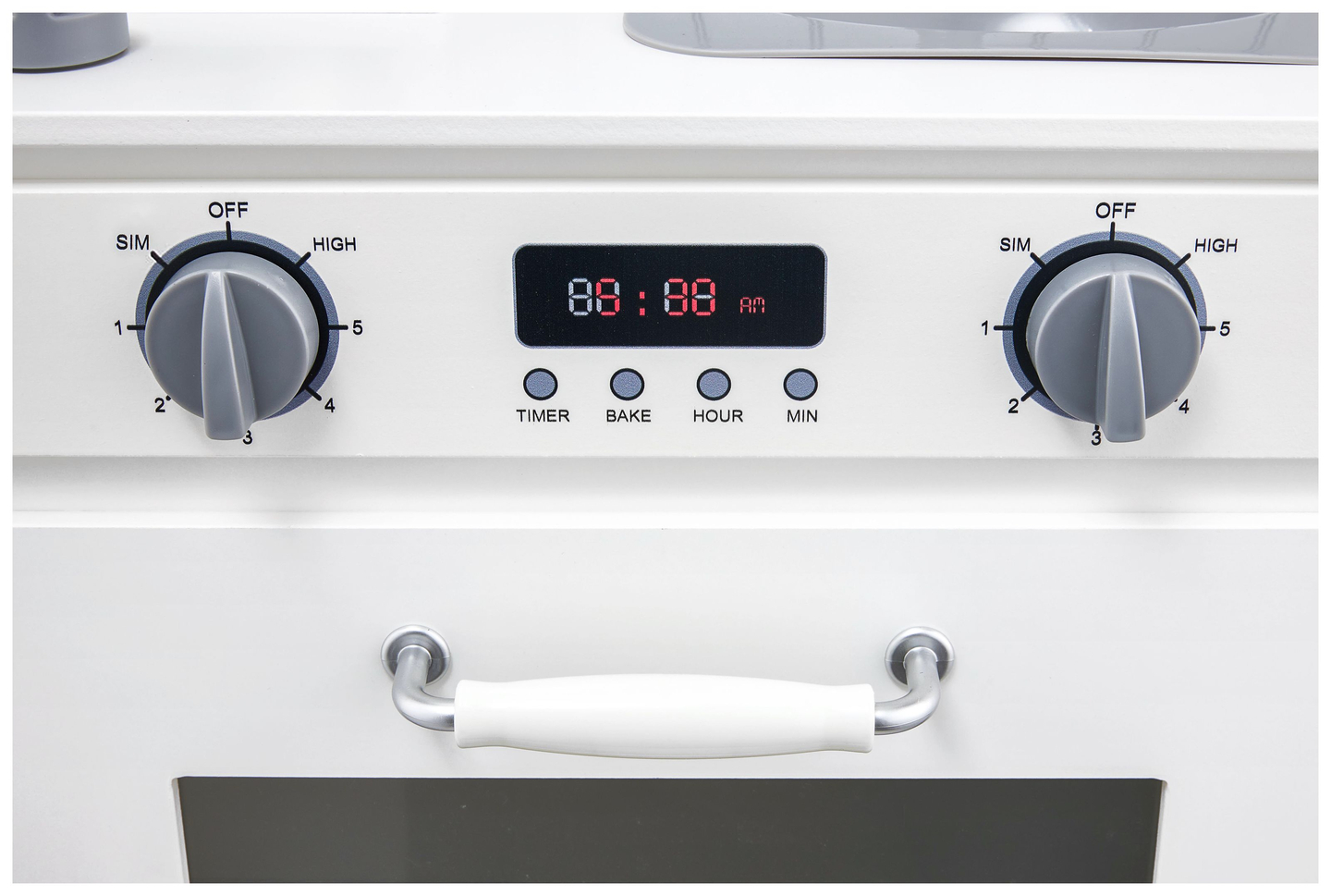 Biela drevená kuchyňa so zásterou, doplnkami a LED lampou