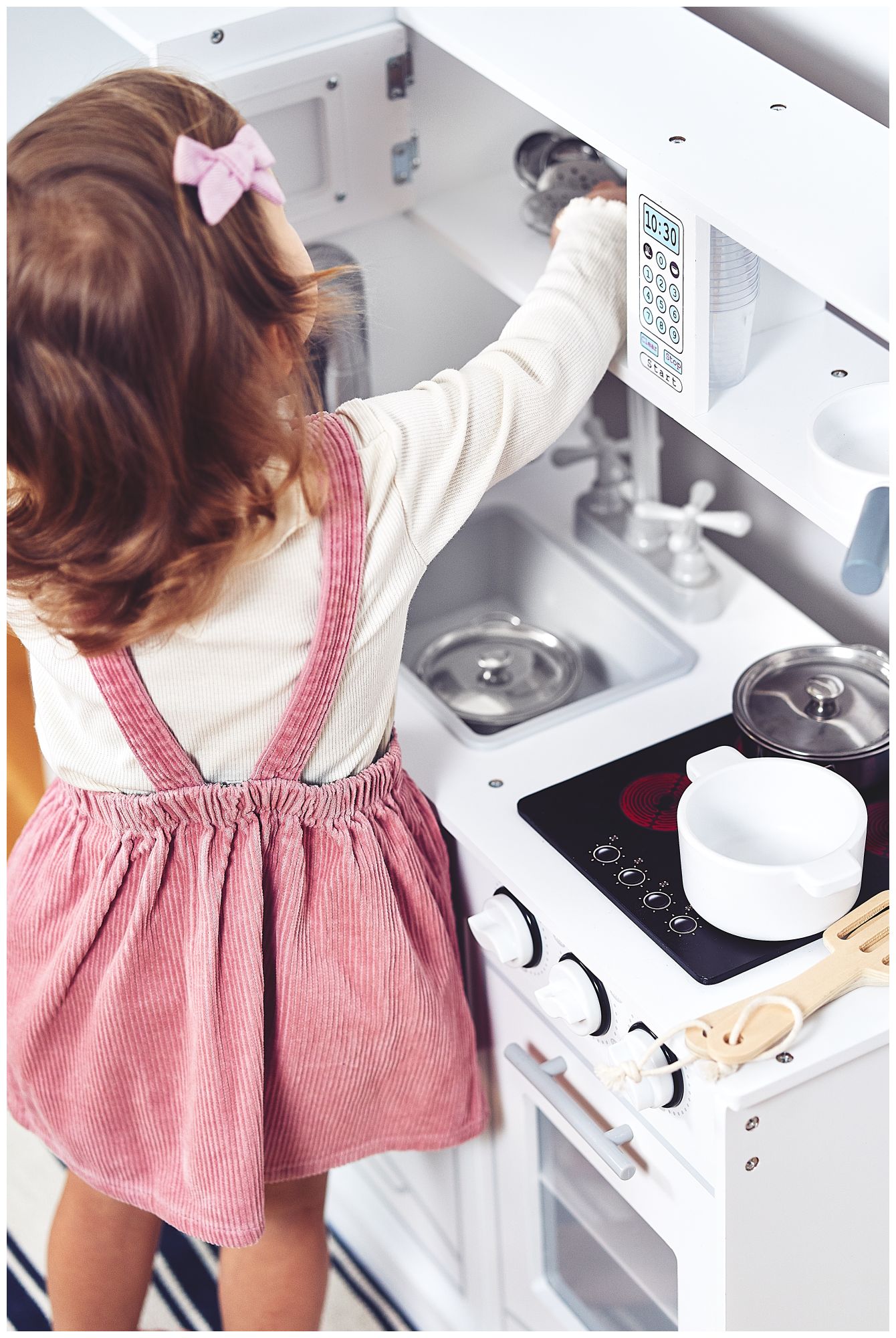 Veľké drevené biele kuchynské doplnky a zástera