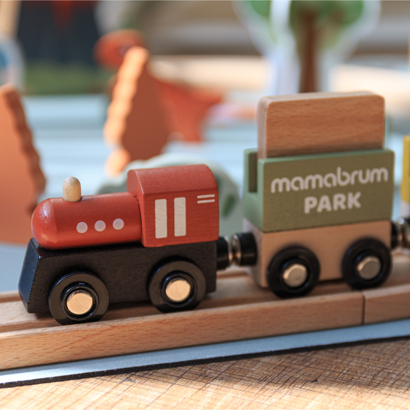 Drevený vláčik Dino Park s protišmykovou podložkou - dinosaury, vláčik, koľajnice, sopka, zvonček