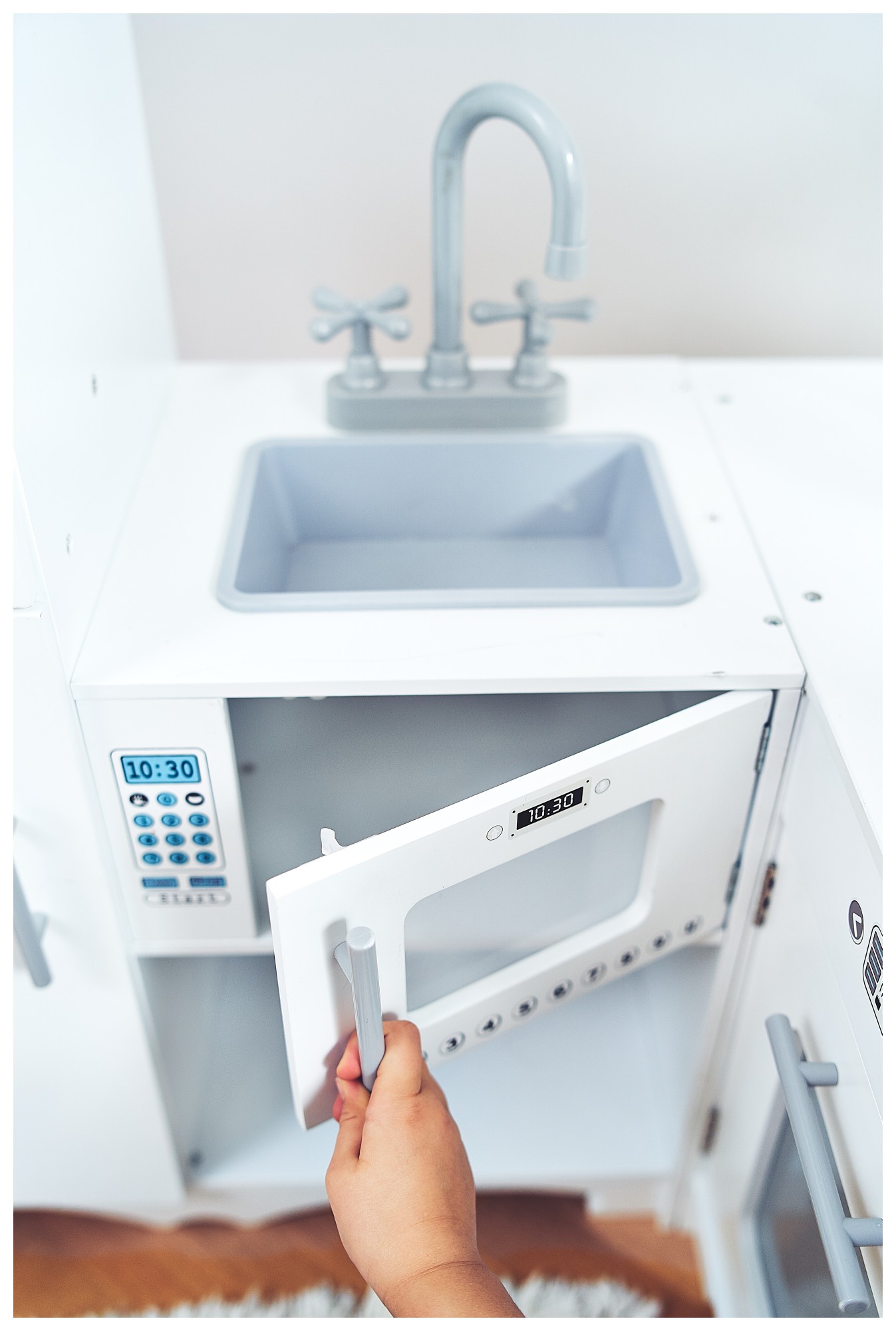 Rohová drevená kuchyňa XXXL s chladničkou, rúrou, práčkou, zásterou a príslušenstvom