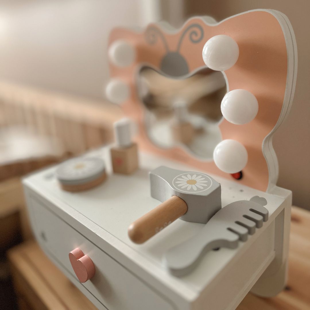 Drevený mini toaletný stolík s LED osvetlením - Butterfly