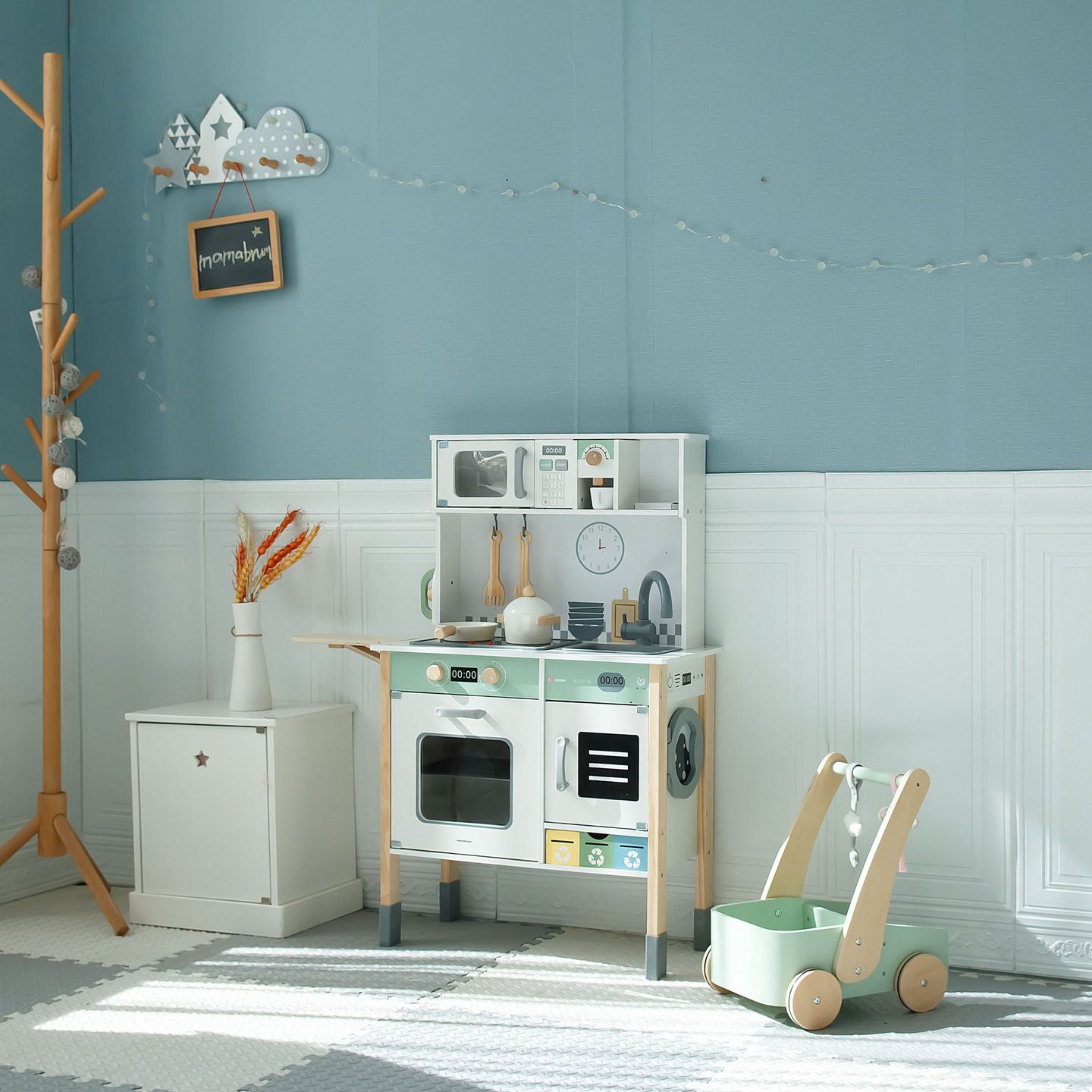 Interaktívna kuchyňa s práčkou, umývačkou riadu a tabuľou