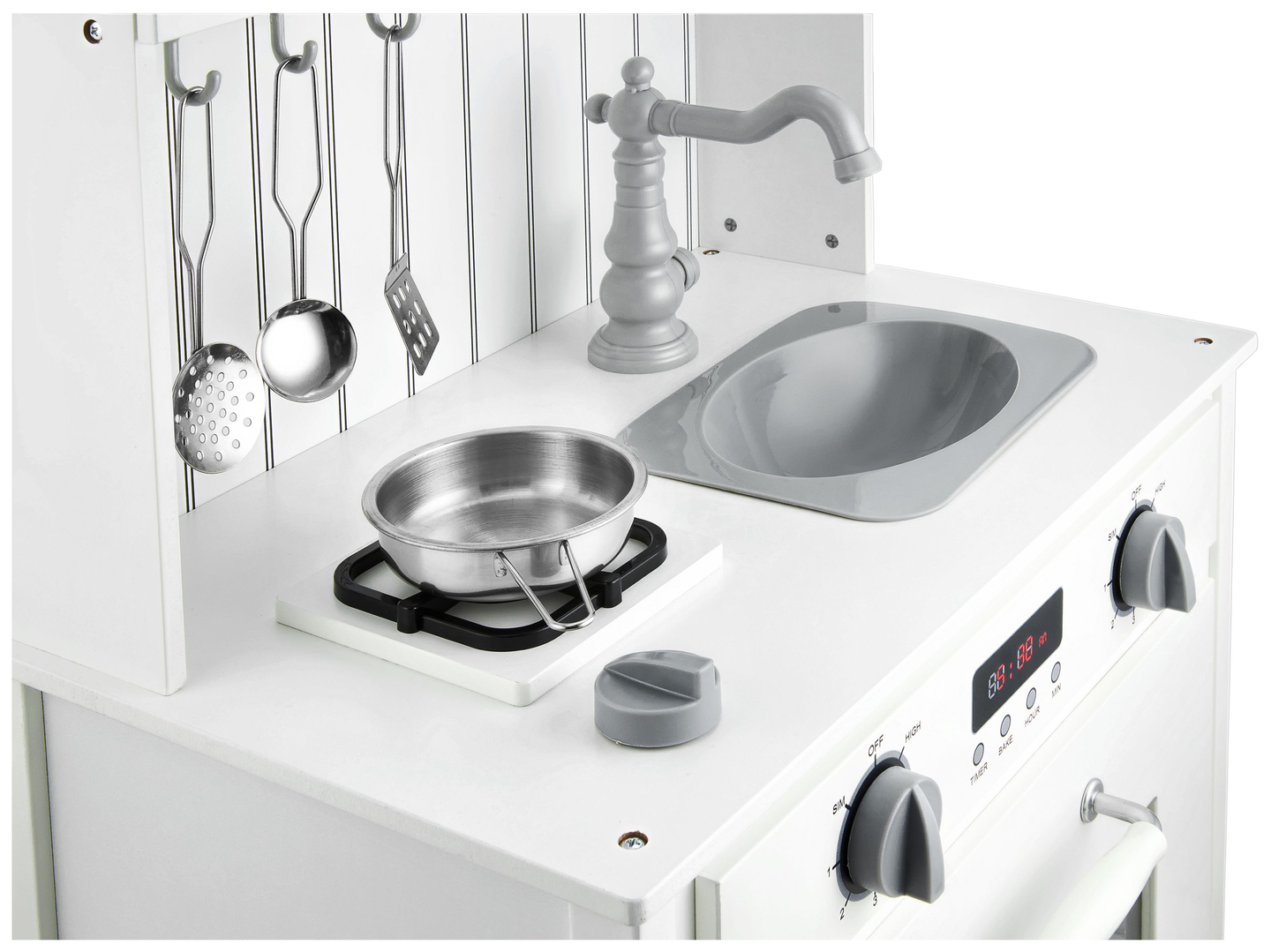 Biela drevená kuchyňa so zásterou, doplnkami a LED lampou