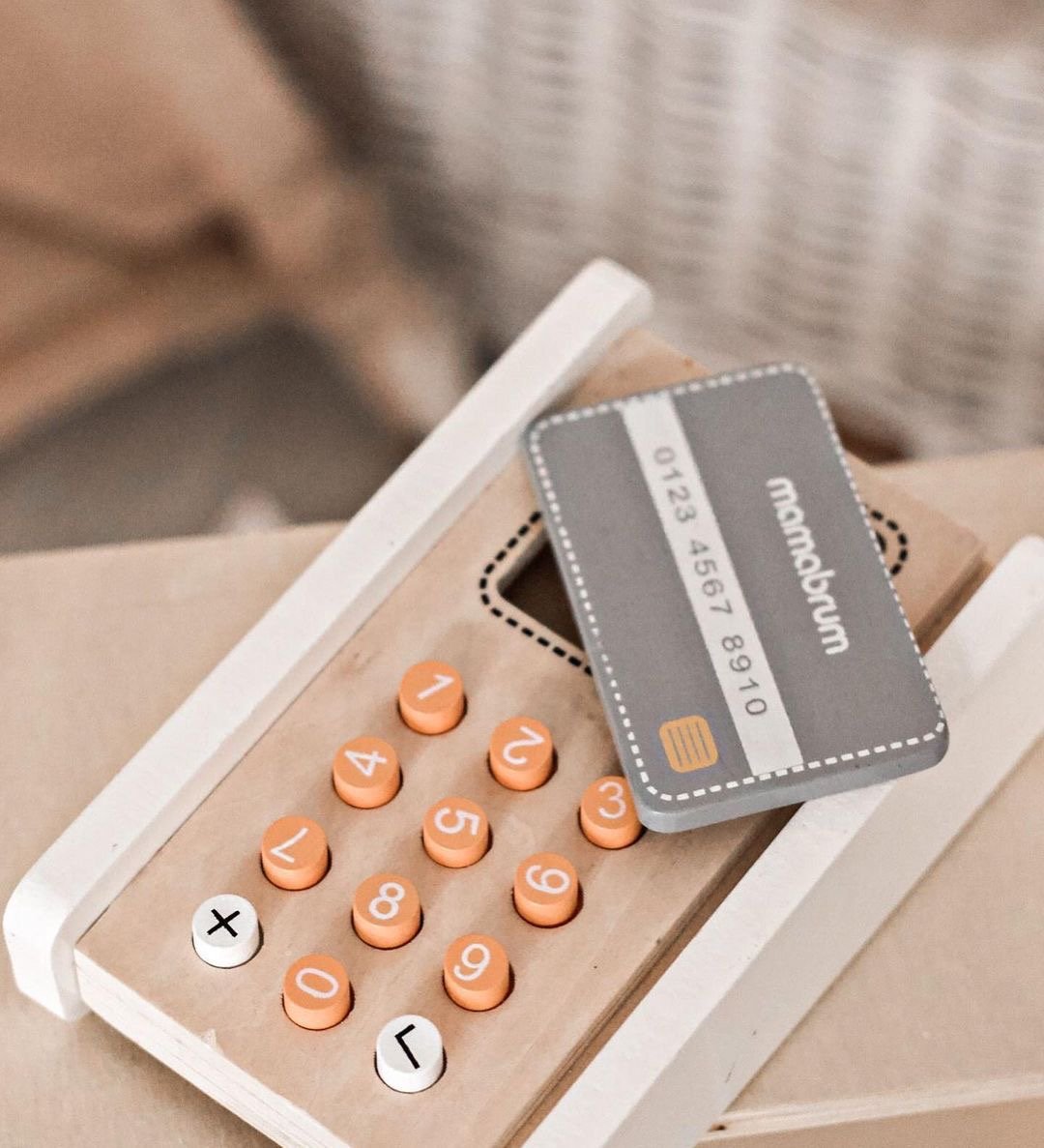 Mini market - obchod s váhou, terminálom, platobnou kartou a ovocím