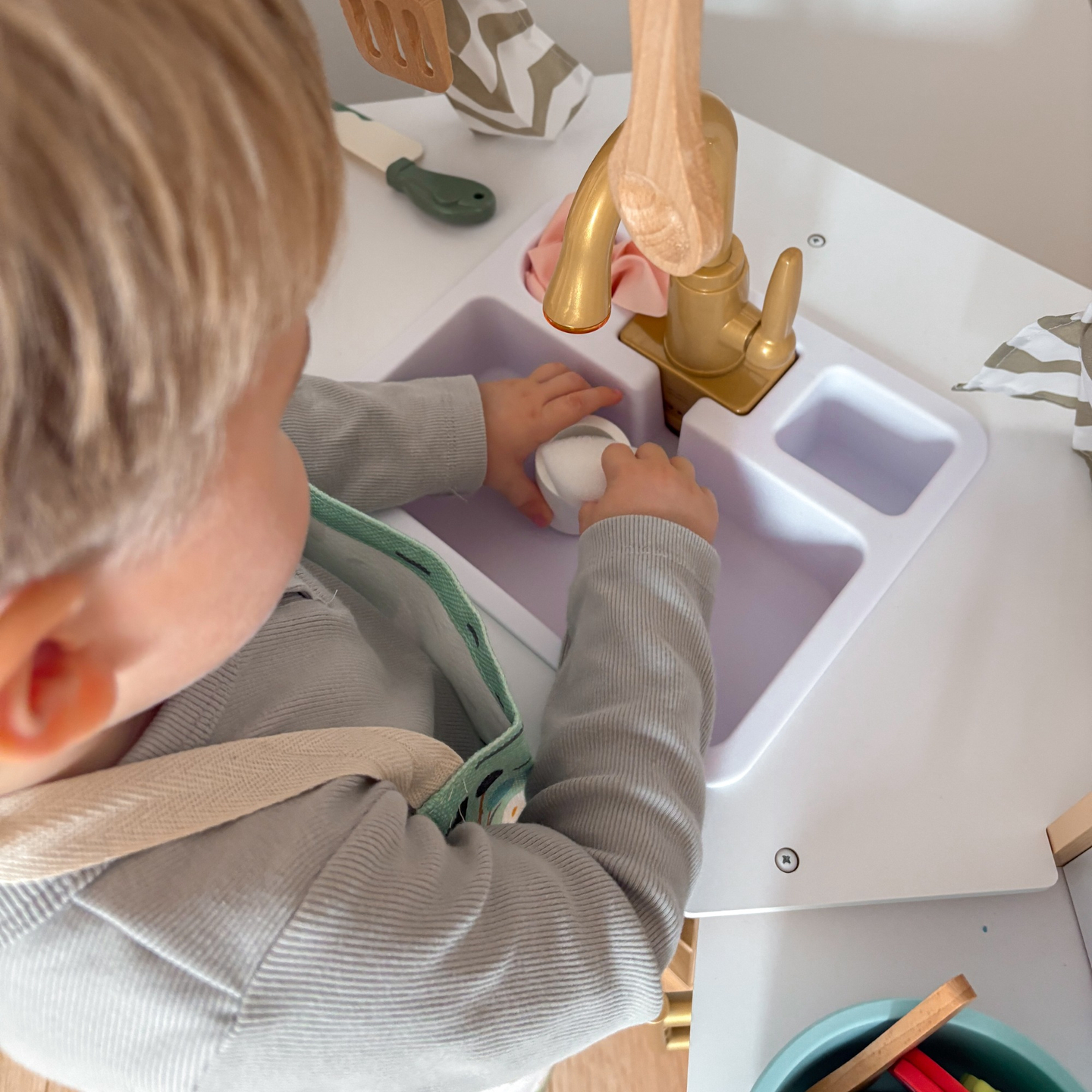 XXXXL veľká drevená interaktívna kuchyňa s LED osvetlením, práčkou, mikrovlnnou rúrou, kávovarom a sadou ovocia a zeleniny - 50 prvkov