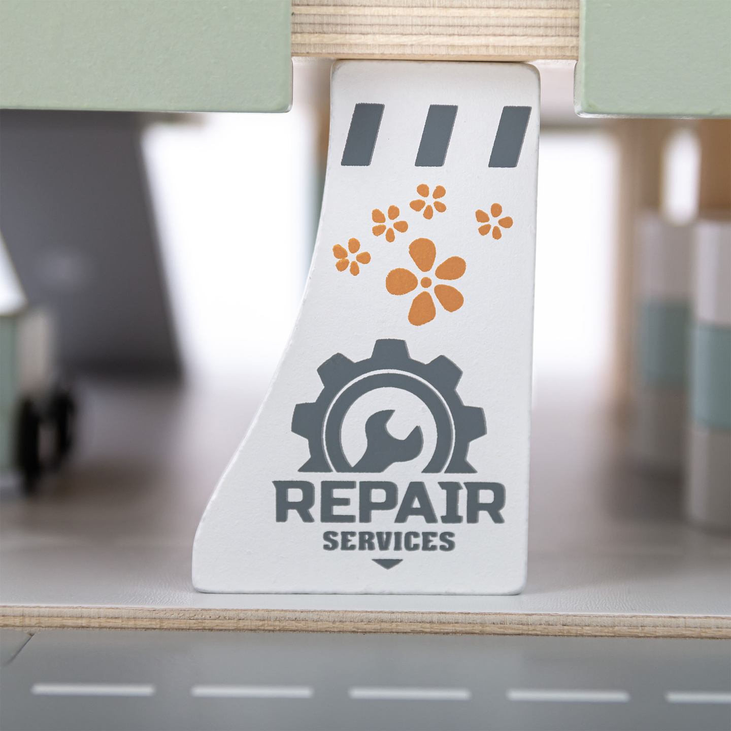 Drevená trojposchodová garáž pre deti s príslušenstvom – parkovisko, čerpacia stanica, umývačka áut, vrtuľník