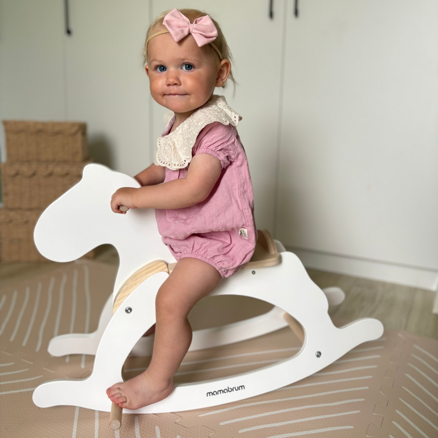 Drevený hojdací koník - biely - od 12 mesiacov.