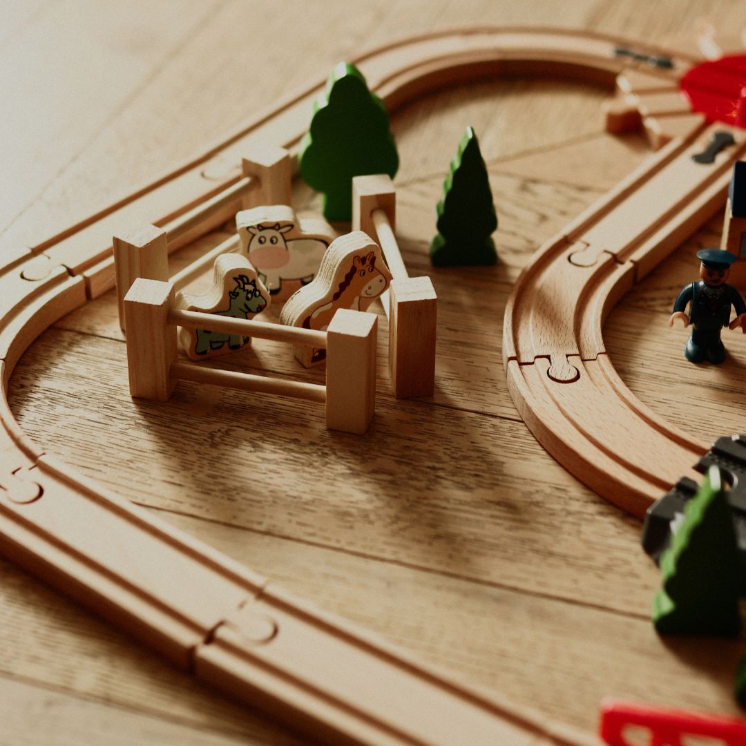 Drevená železnica, vláčik na batérie - Mesto: koľaje, autá, most, letisko