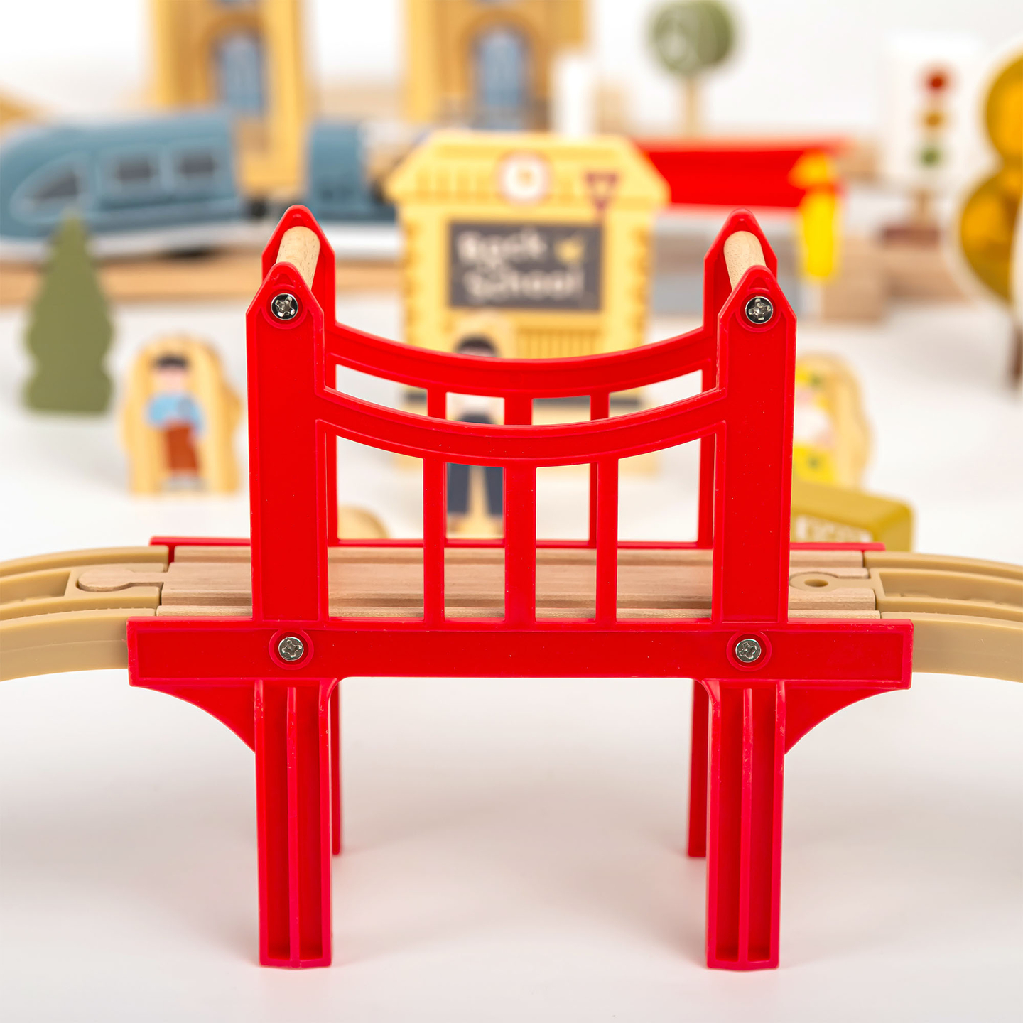 Drevená mestská železnica s elektrickým vlakom - pohybujúci sa žeriav, loď, mosty