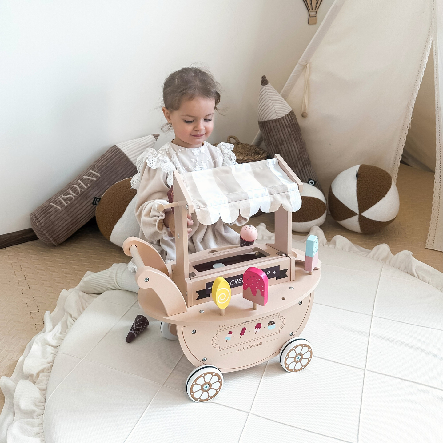 Drevená zmrzlináreň pre deti - vozík na kolieskach s príslušenstvom