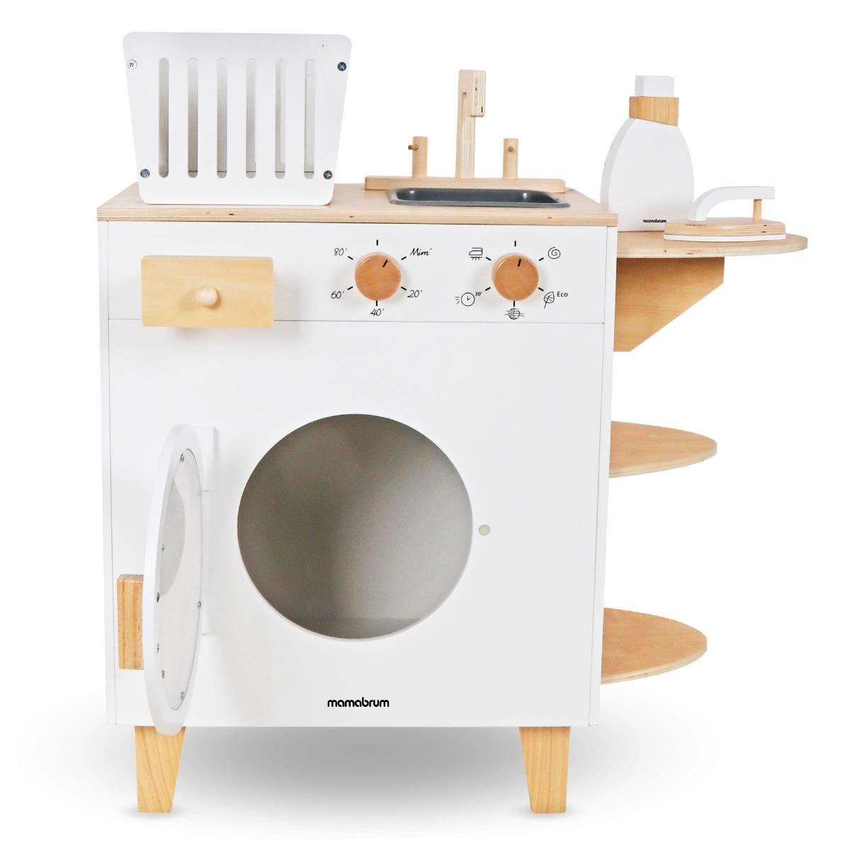 Drevená práčka so žehličkou, košom a pracím prostriedkom