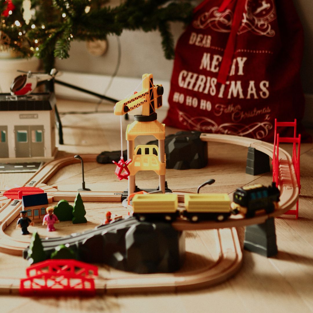 Drevená železnica, vláčik na batérie - Mesto: koľaje, autá, most, letisko