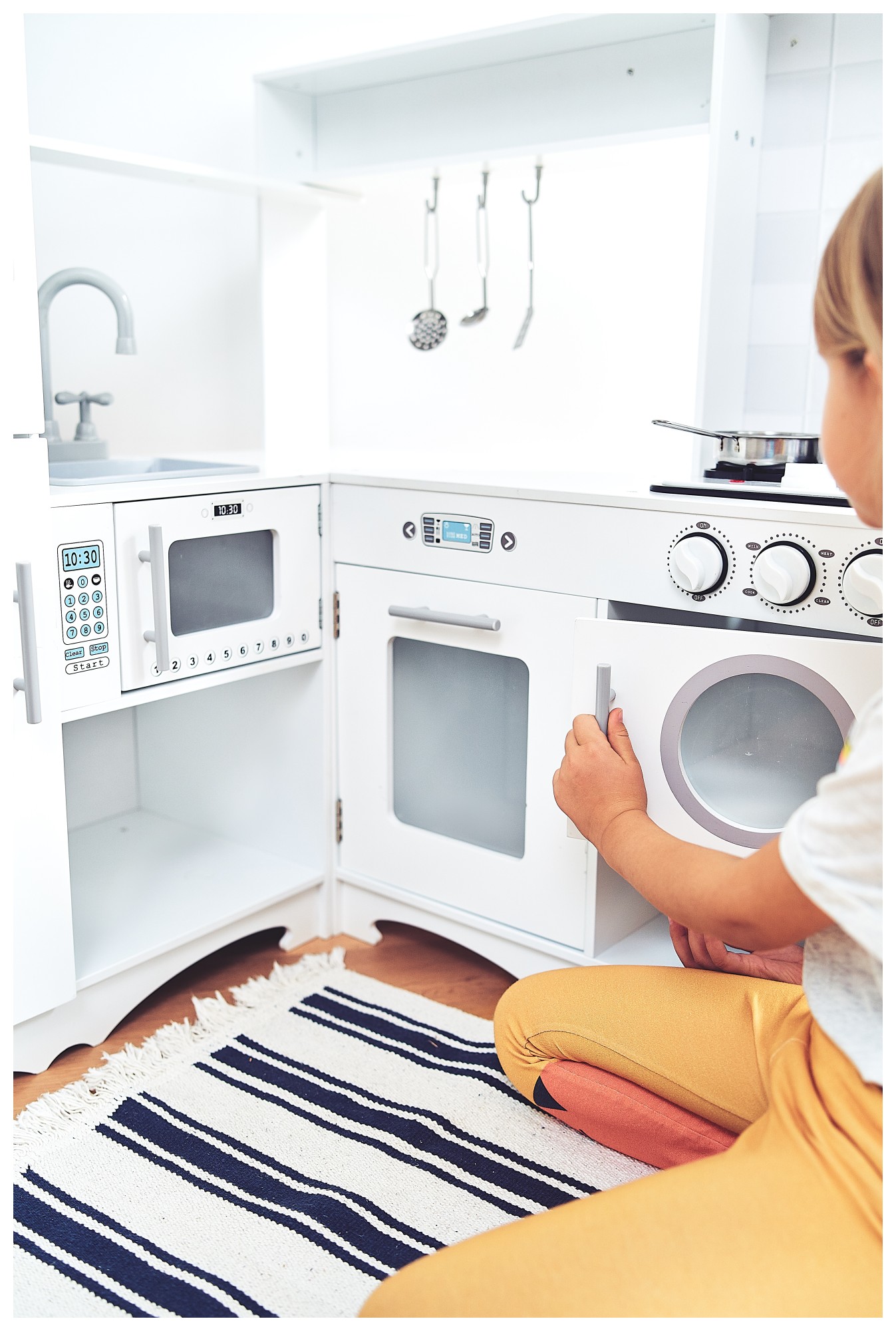 Rohová drevená kuchyňa XXXL s chladničkou, rúrou, práčkou, zásterou a príslušenstvom