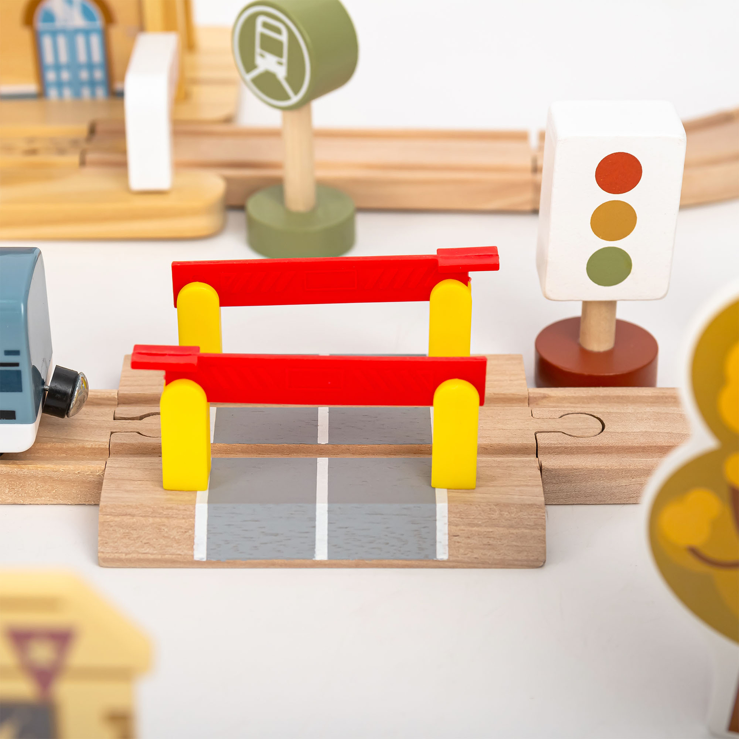 Drevená mestská železnica s elektrickým vlakom - pohybujúci sa žeriav, loď, mosty