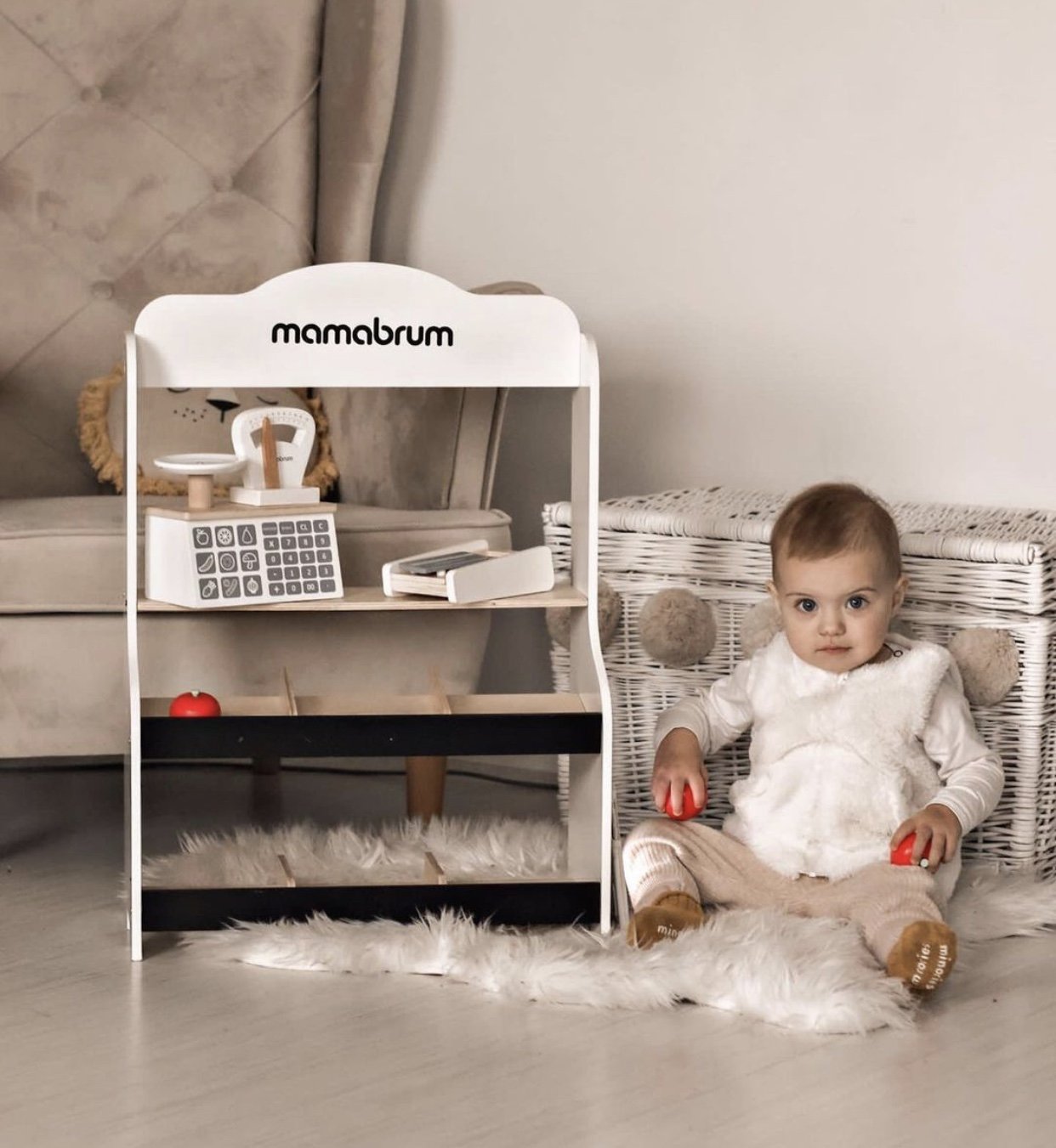 Mini market - obchod s váhou, terminálom, platobnou kartou a ovocím