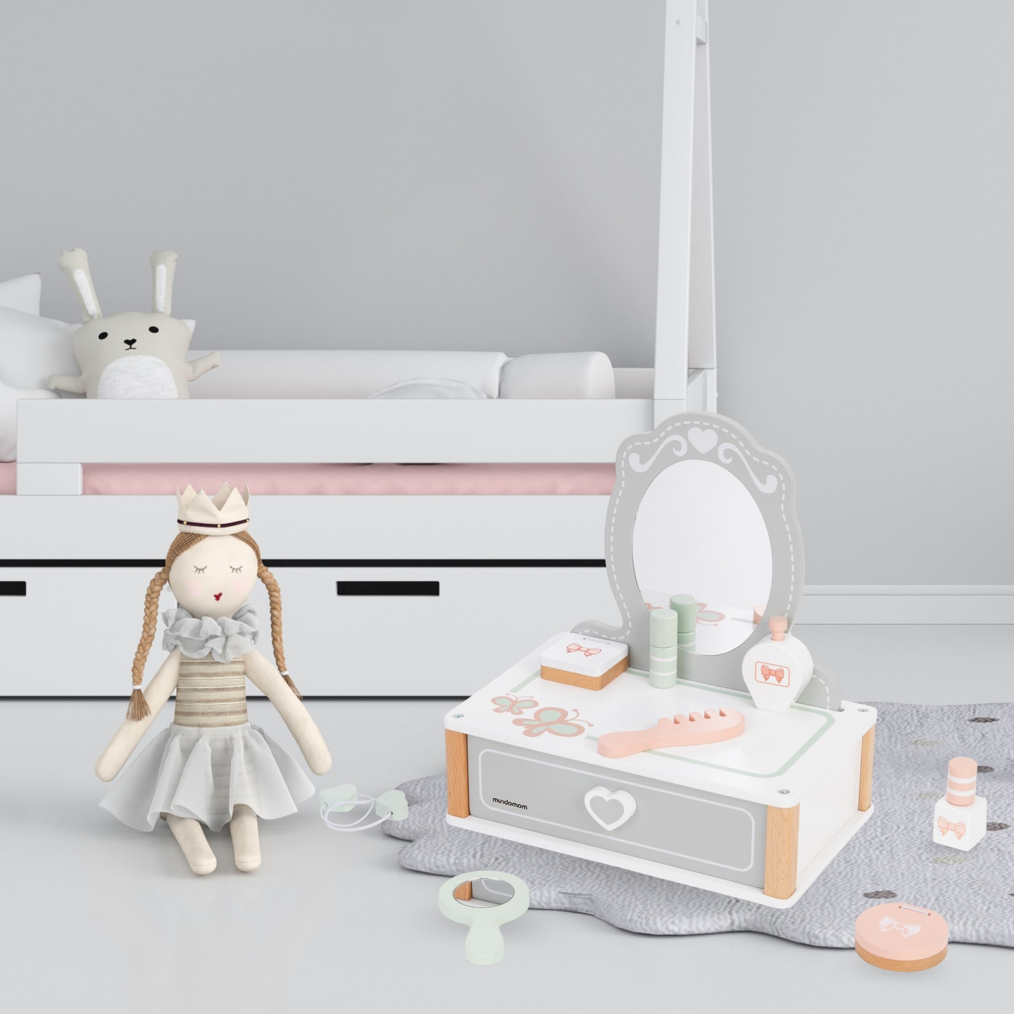 Drevený detský toaletný stolík s príslušenstvom