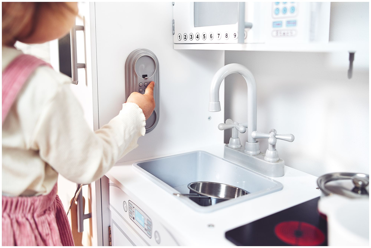 Veľké drevené biele kuchynské doplnky a zástera