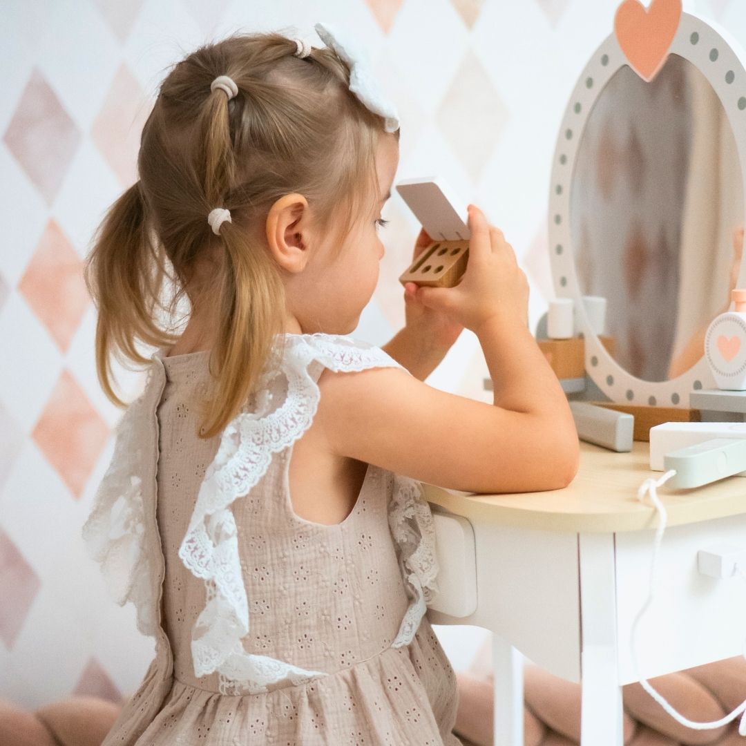 Drevený toaletný stolík so stoličkou a príslušenstvom