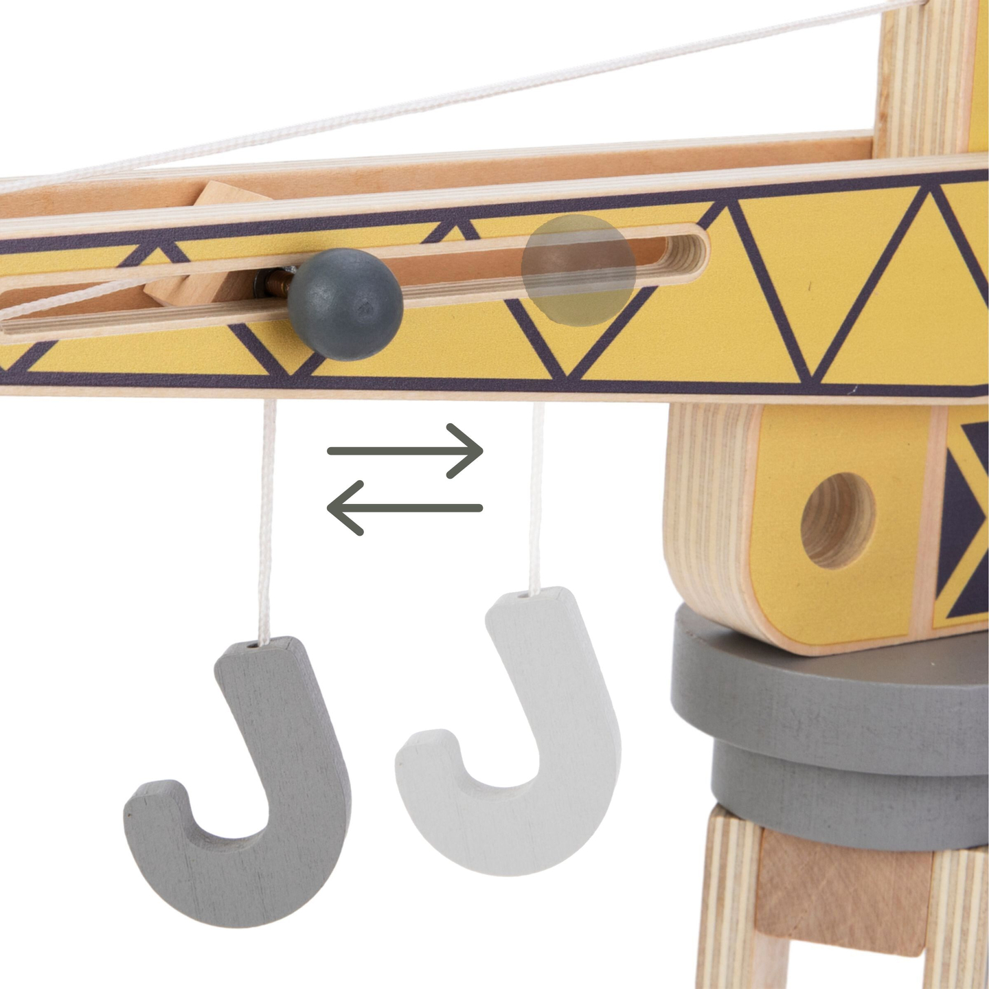 Drevené stavenisko s veľkým mobilným žeriavom a vozidlami, vežový žeriav