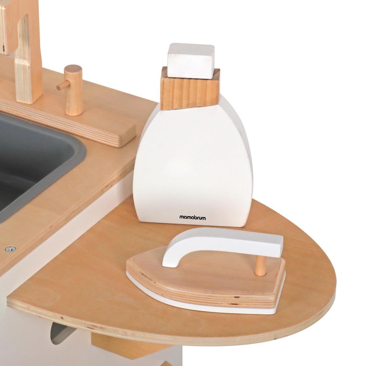 Drevená práčka so žehličkou, košom a pracím prostriedkom