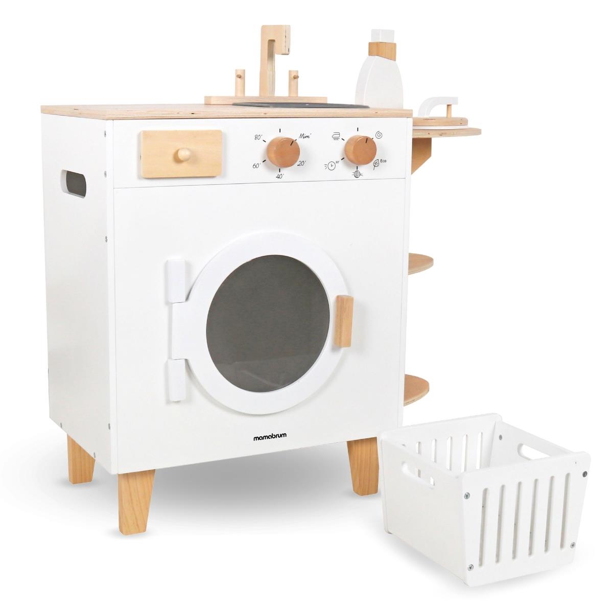 Drevená práčka so žehličkou, košom a pracím prostriedkom