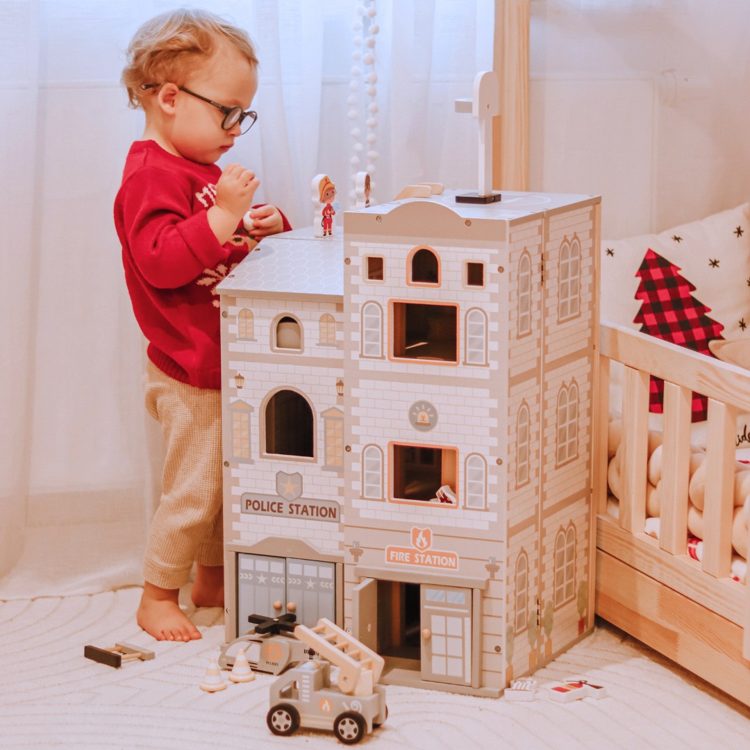 Veľká skladacia hasičská stanica s policajnou stanicou - drevená súprava. Hasičská stanica a policajná stanica s príslušenstvom.