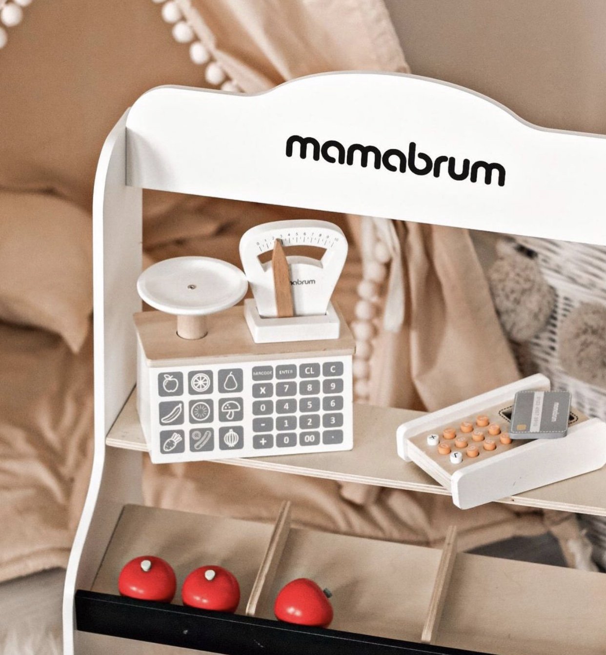 Mini market - obchod s váhou, terminálom, platobnou kartou a ovocím