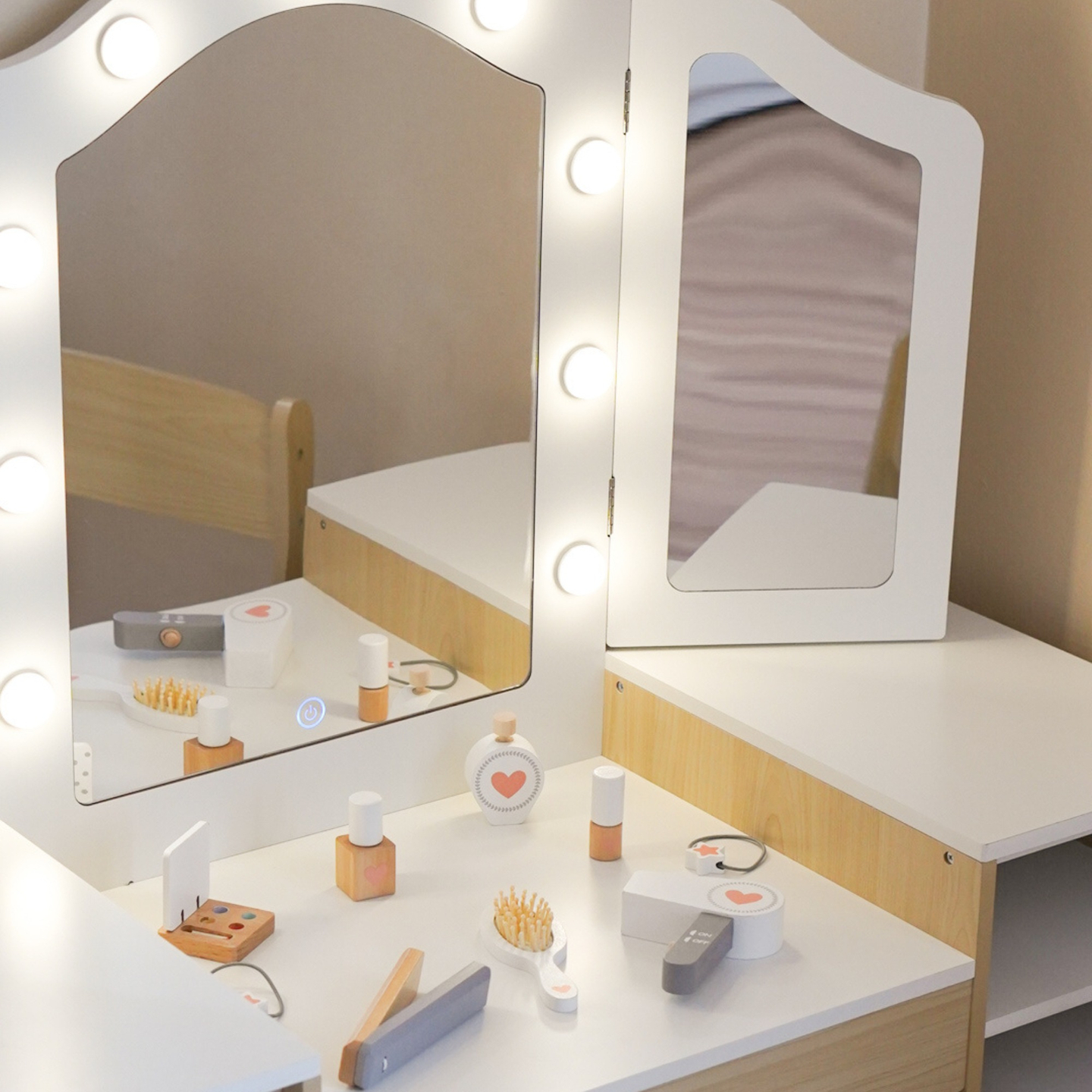 Drevený detský toaletný stolík so stoličkou, príslušenstvom a LED osvetlením