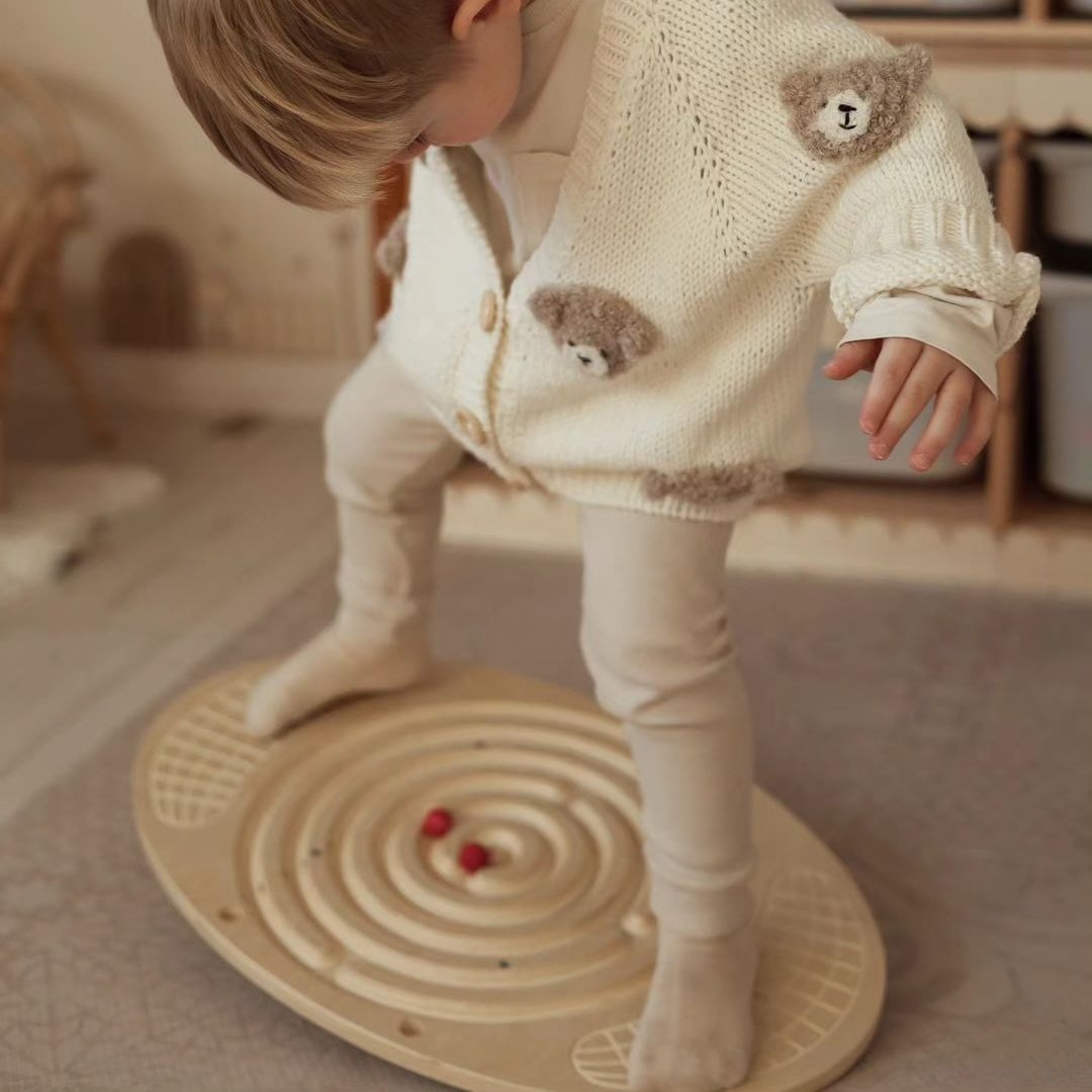 Drevená balančná doska s bludiskom a loptičkami - balančná hojdačka