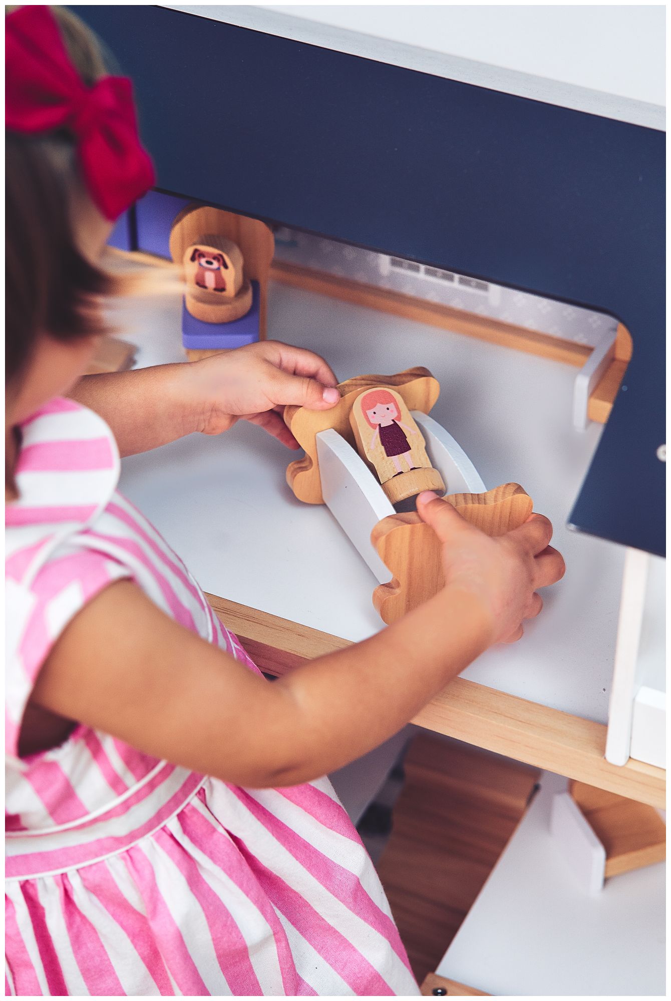 Biely drevený domček pre bábiky s doplnkami 18 ks.