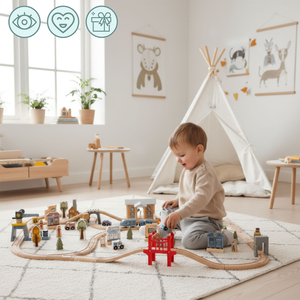 Drevená mestská železnica s elektrickým vlakom - pohybujúci sa žeriav, loď, mosty