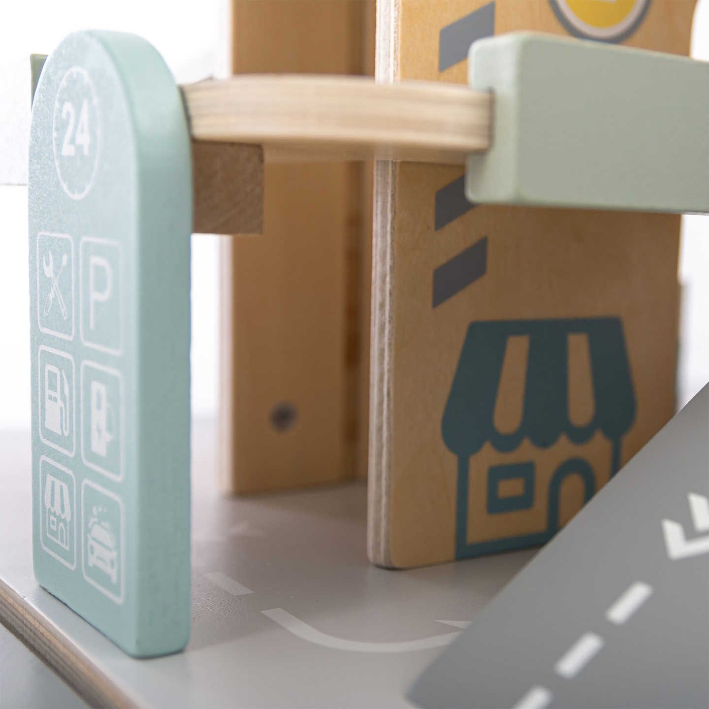 Drevená trojposchodová garáž pre deti s príslušenstvom – parkovisko, čerpacia stanica, umývačka áut, vrtuľník